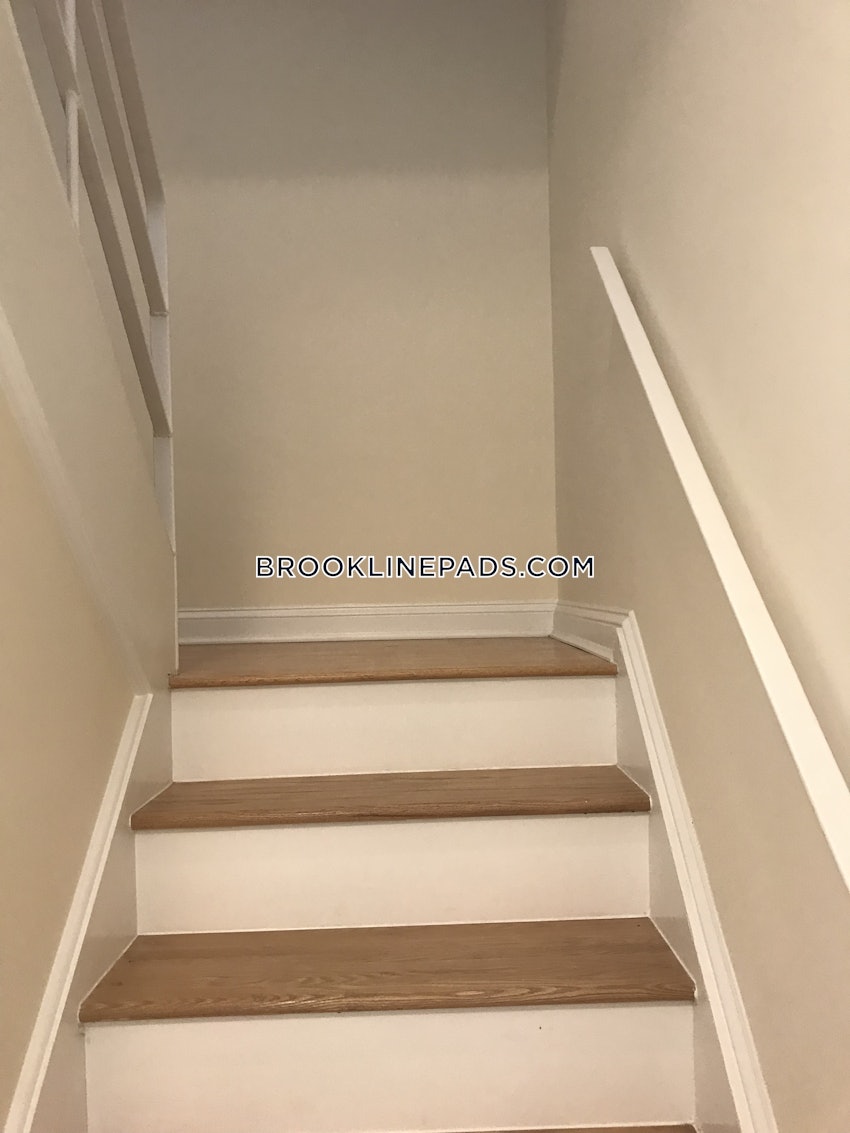 BROOKLINE - CHESTNUT HILL - 3 Beds, 2.5 Baths - Image 9