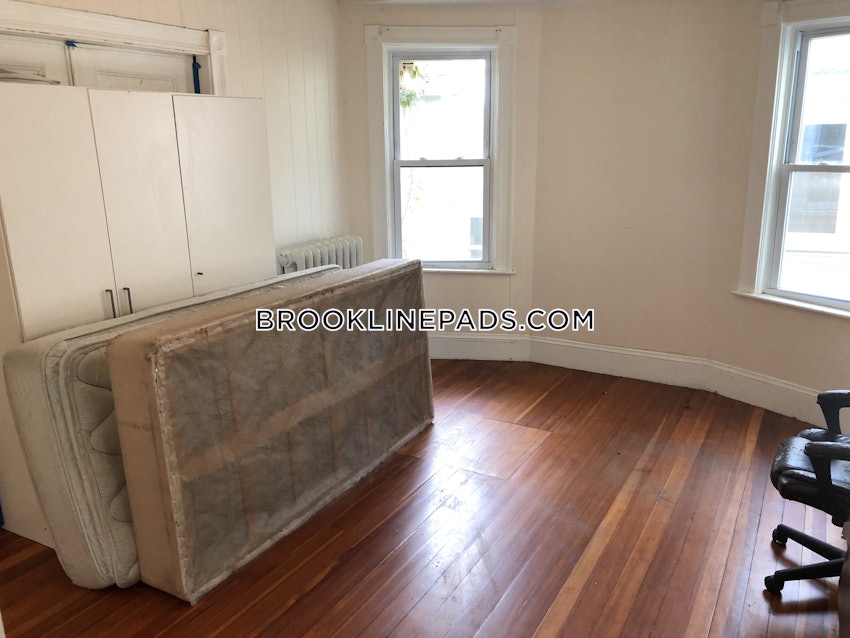 BROOKLINE - CHESTNUT HILL - 4 Beds, 1 Bath - Image 9