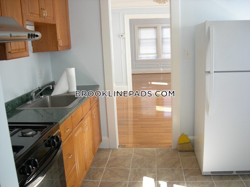 BROOKLINE- LONGWOOD AREA - 2 Beds, 1 Bath - Image 4