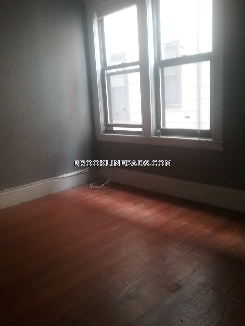 BROOKLINE- WASHINGTON SQUARE - 4 Beds, 1 Bath - Image 15