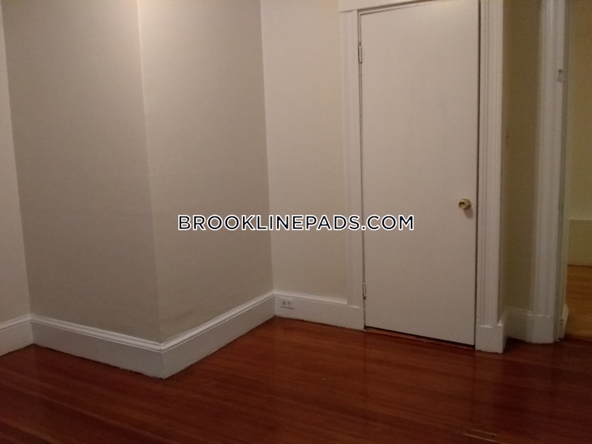 BROOKLINE- WASHINGTON SQUARE - 3 Beds, 1 Bath - Image 8