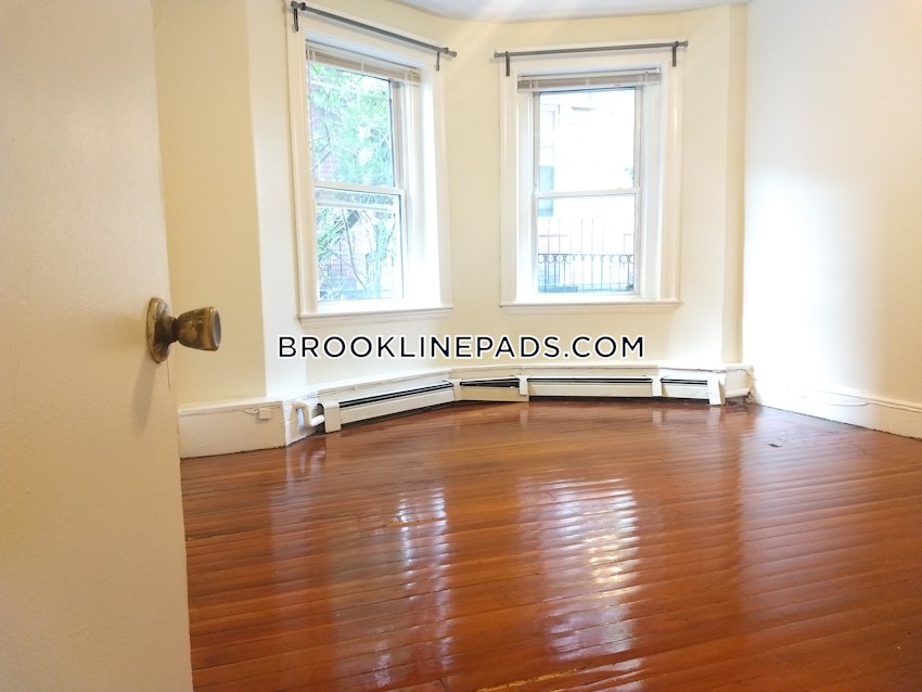 BROOKLINE- WASHINGTON SQUARE - 3 Beds, 1 Bath - Image 6