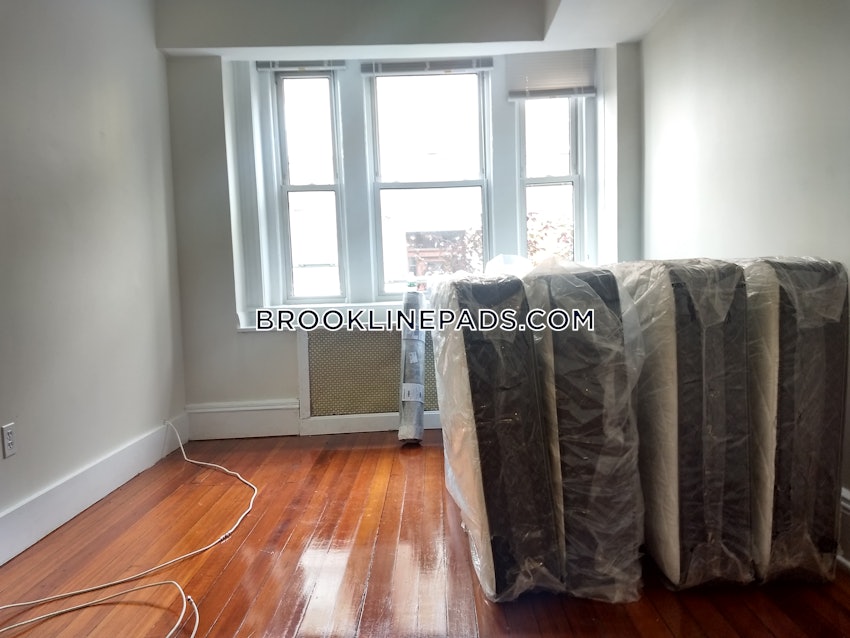 BROOKLINE- WASHINGTON SQUARE - 3 Beds, 1 Bath - Image 11