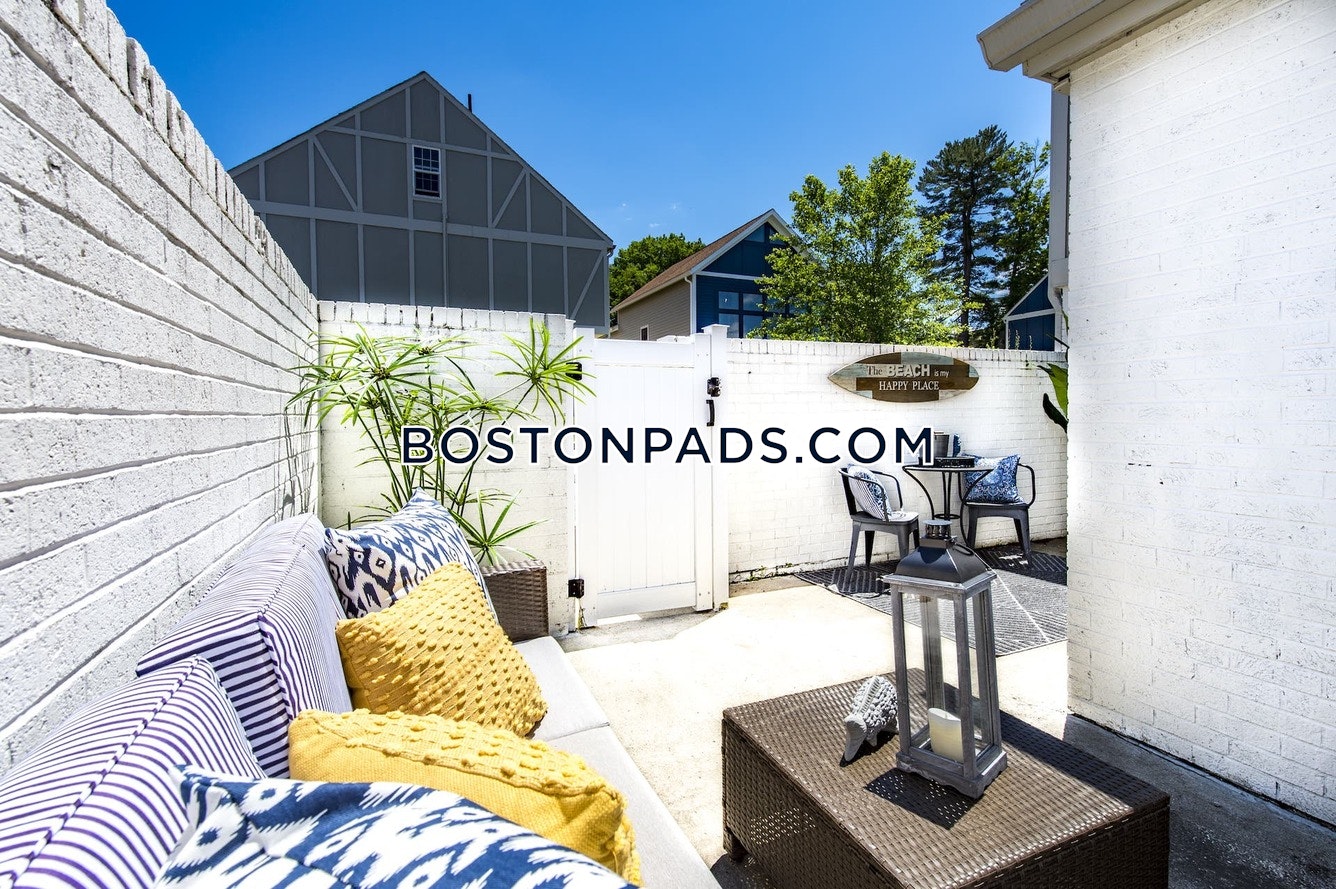 Halstead Beverly Townhomes Photo 2