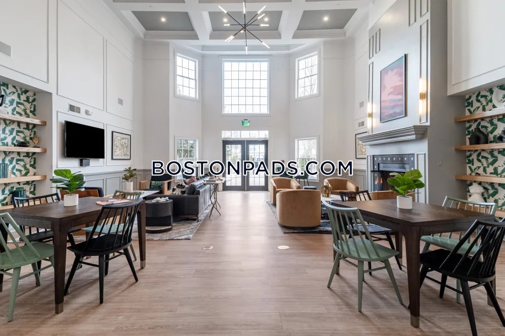 Sofi at Salem Station Photo 18