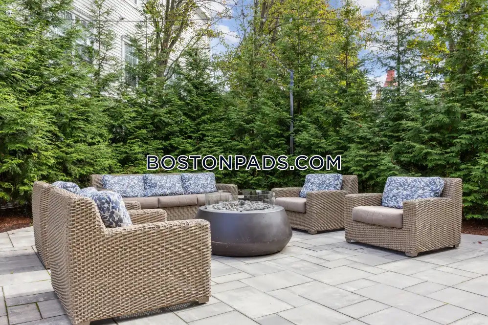 Sofi at Salem Station Photo 41