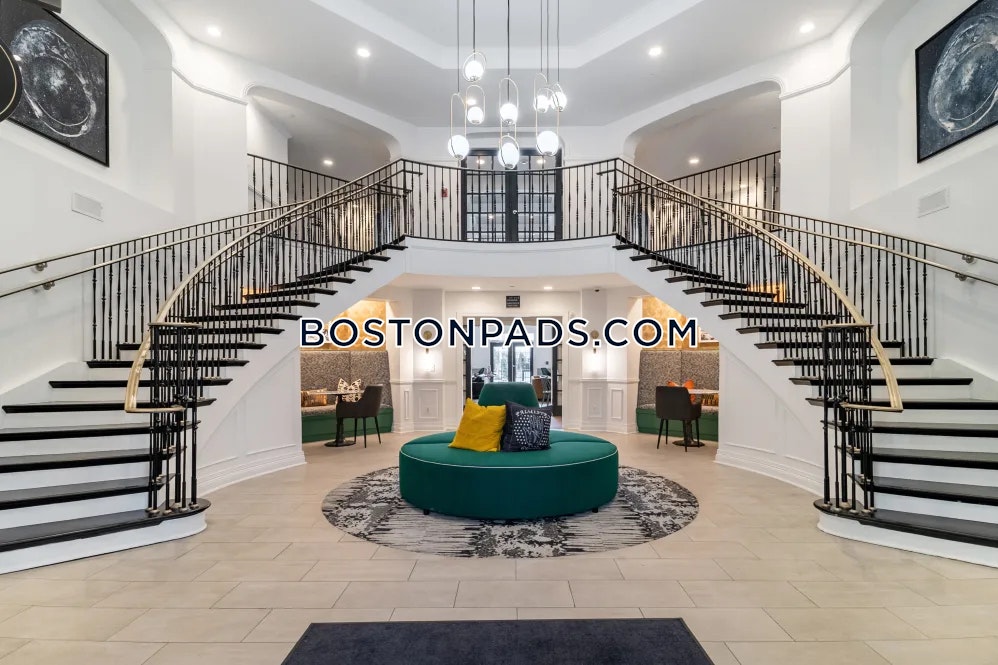 Sofi at Salem Station Photo 20