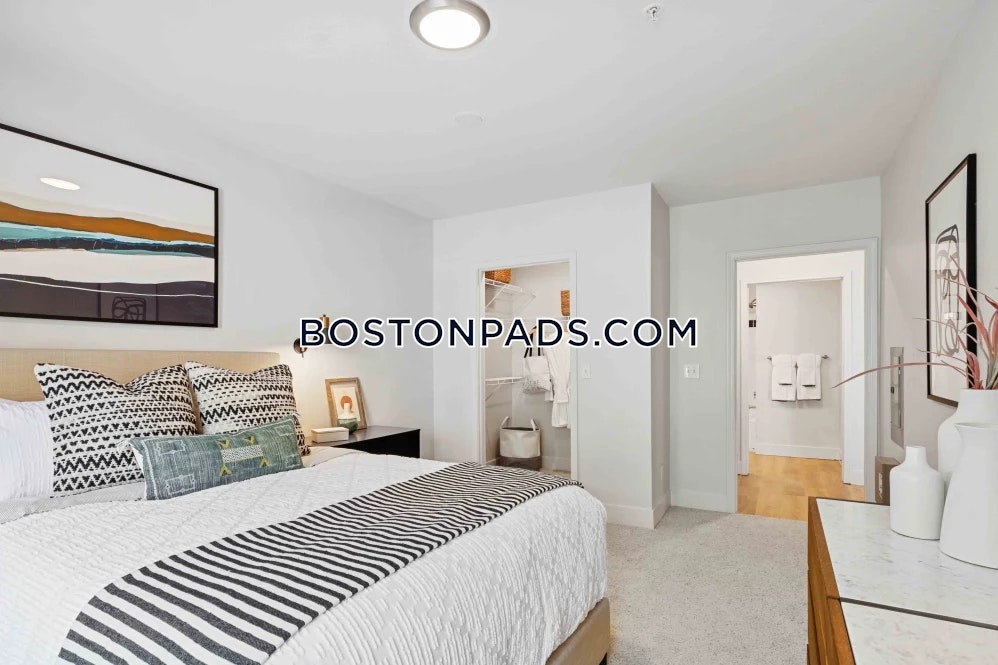 Sofi at Salem Station Photo 8