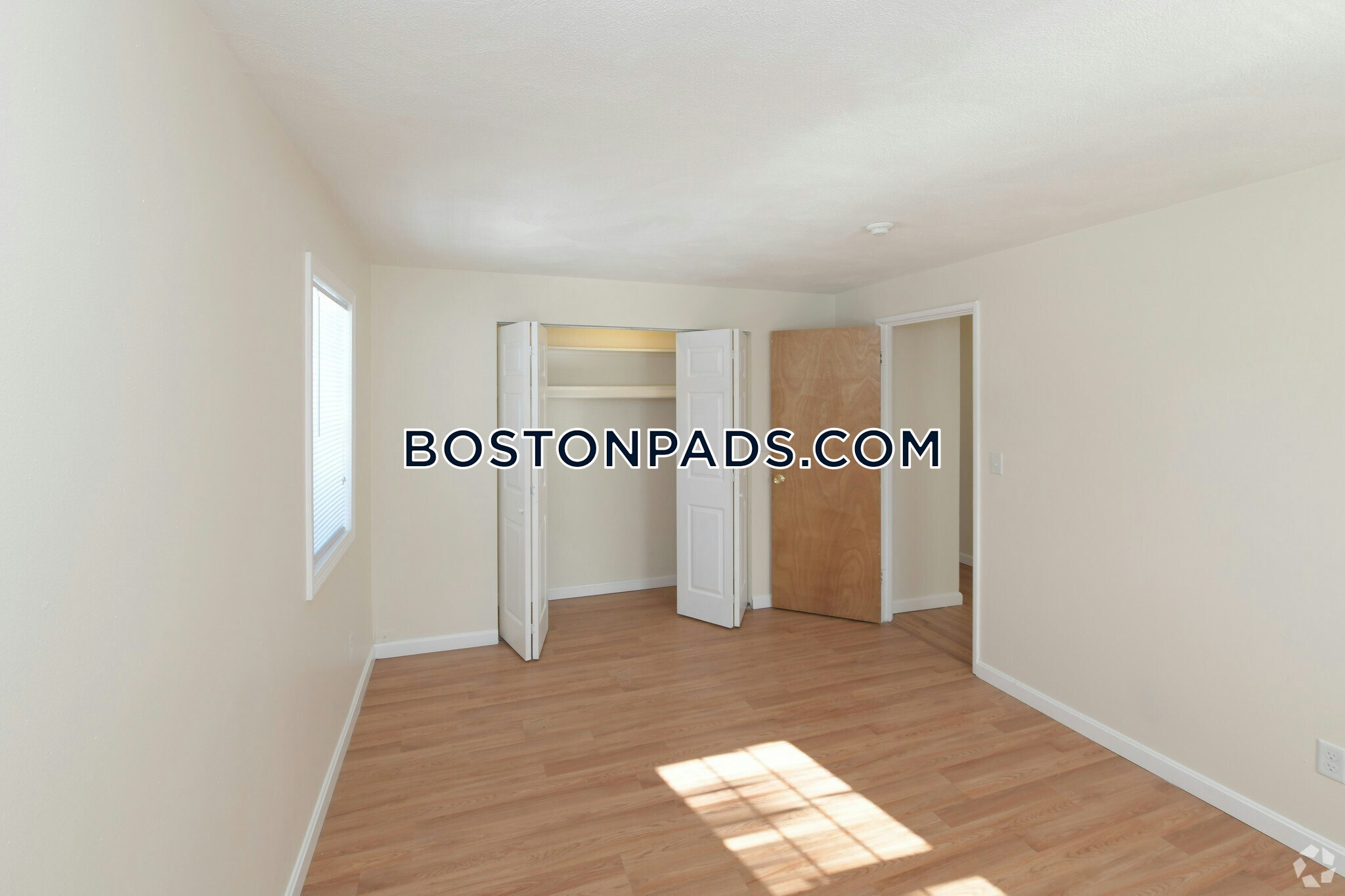 Weymouth Place Photo 4