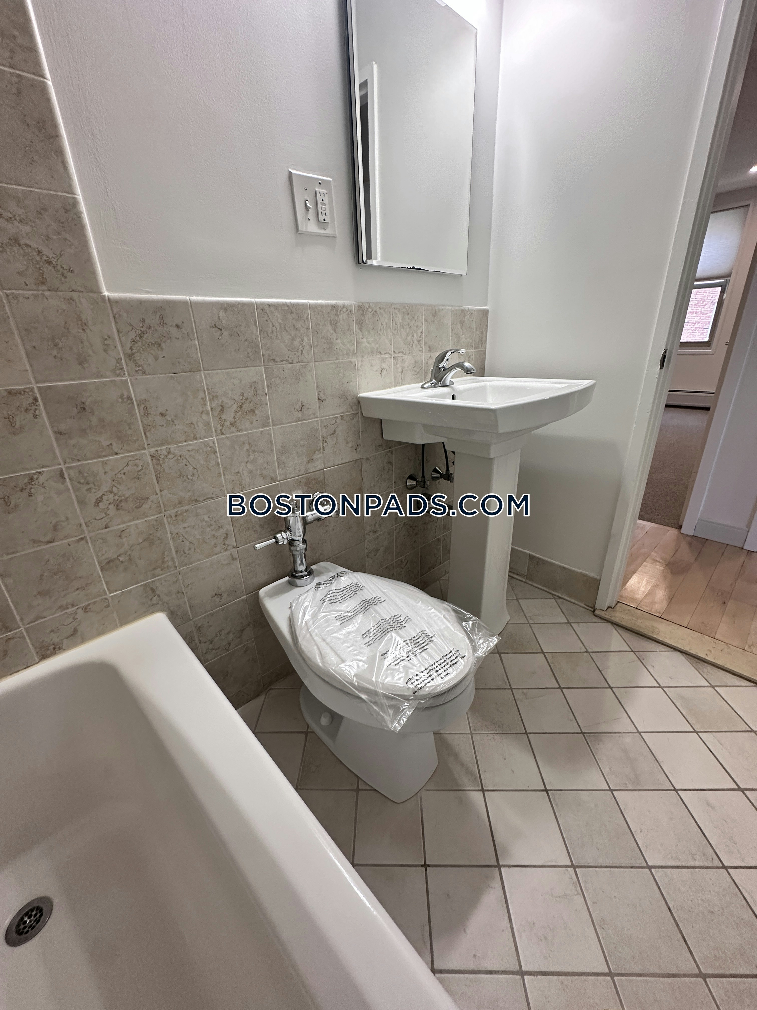 Camelot Court Photo 31