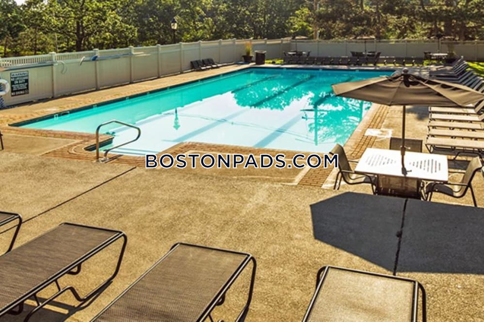 The Green at 9 and 90 Photo 5