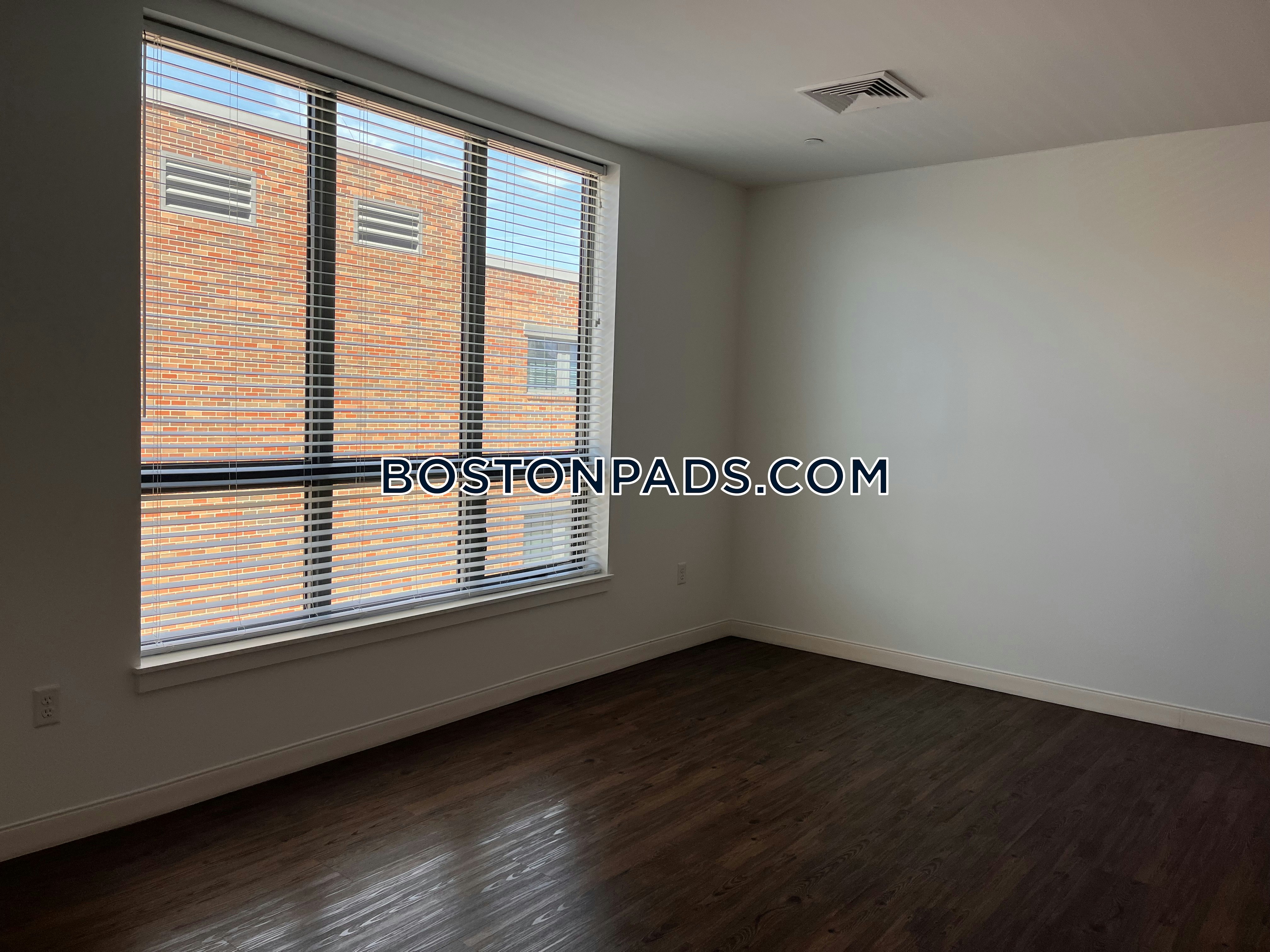 Trio Newton Photo 32