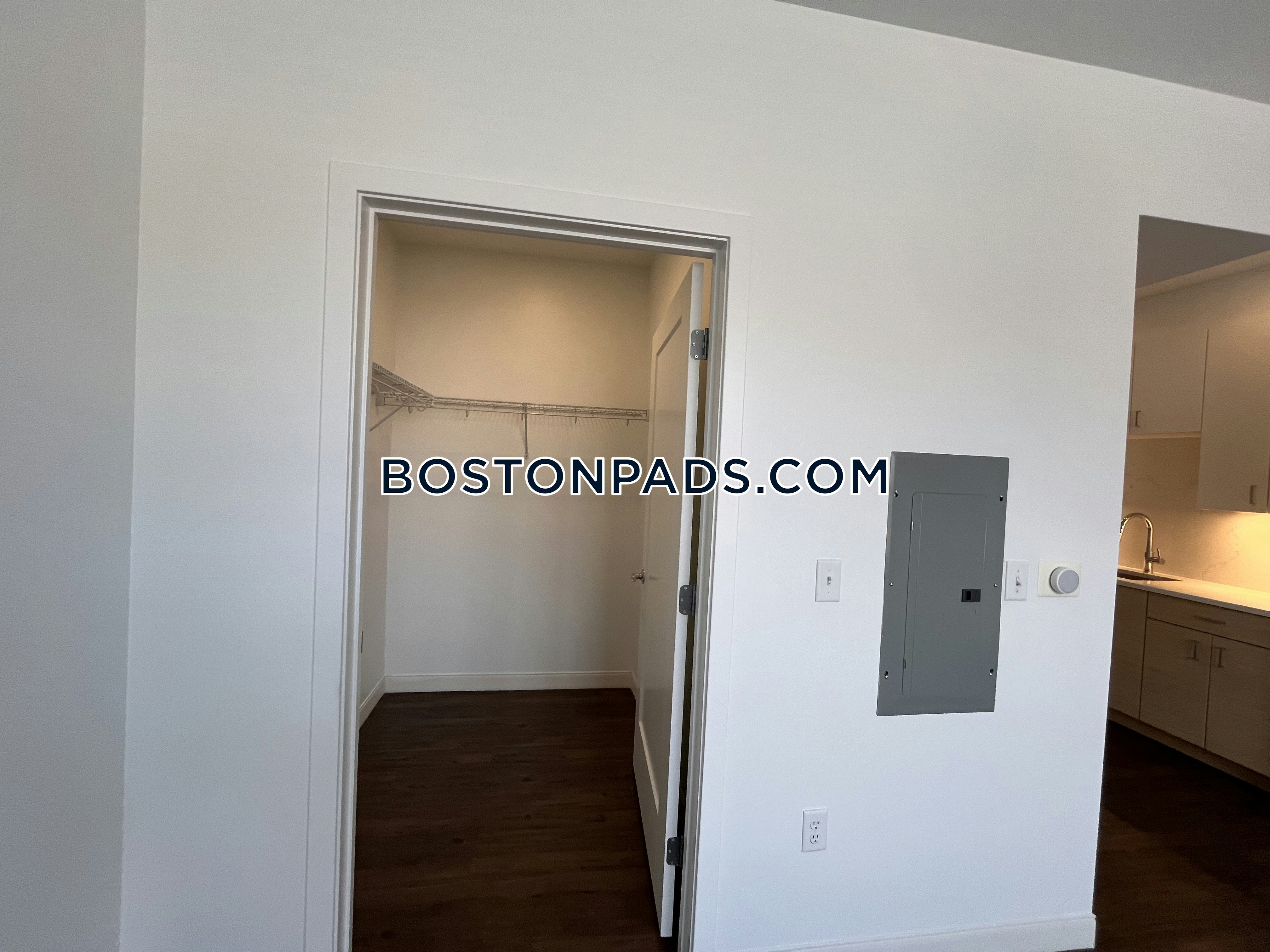 Trio Newton Photo 116