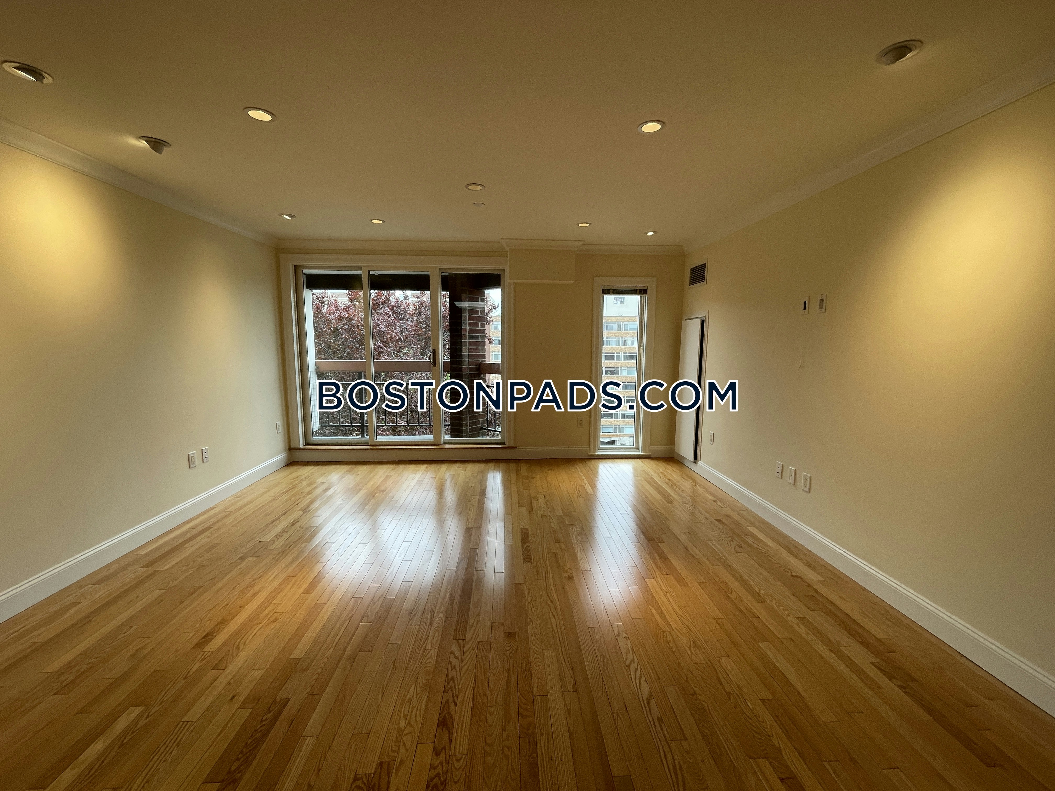 1443 Beacon Photo 22