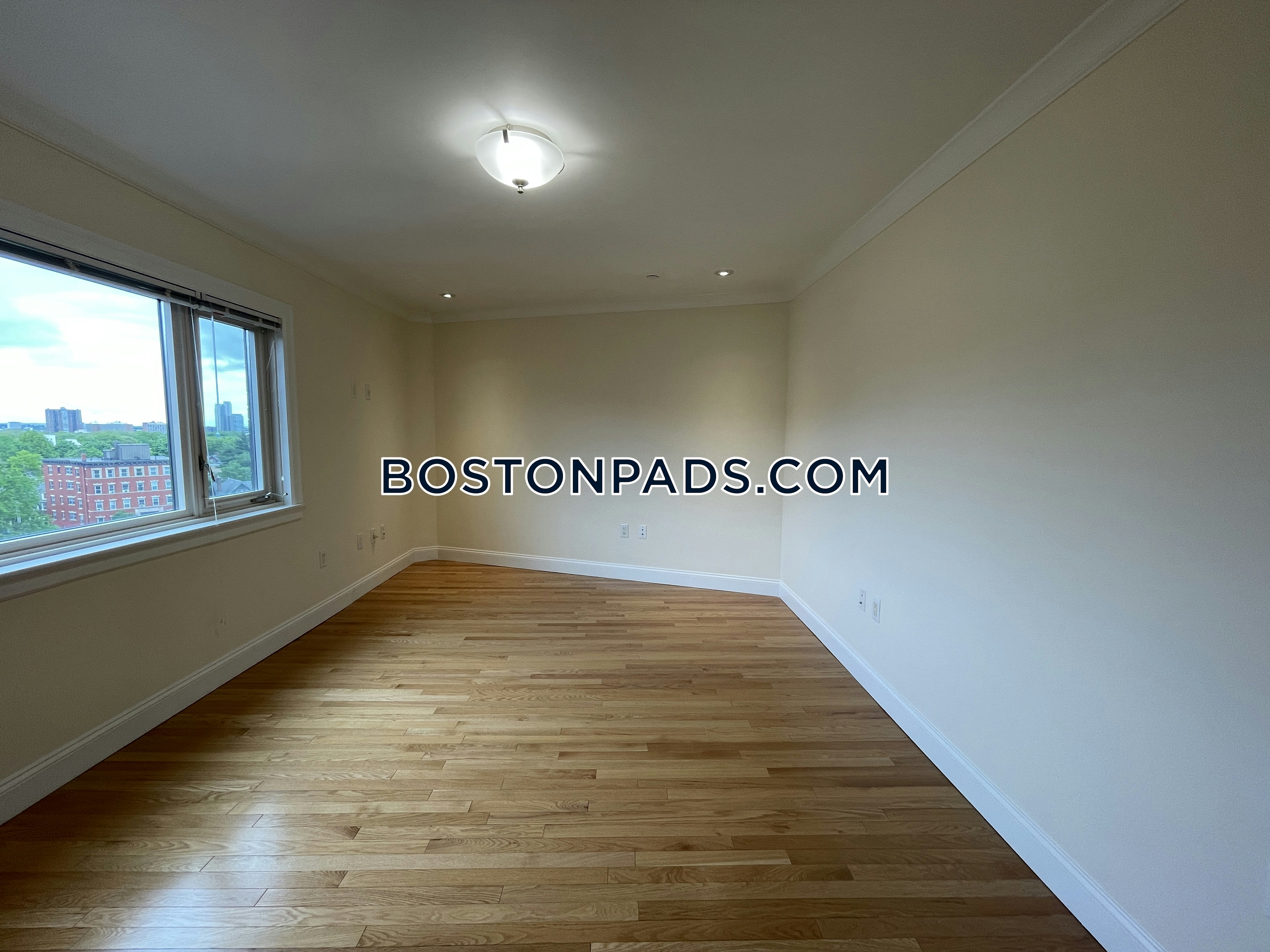 1443 Beacon Photo 28