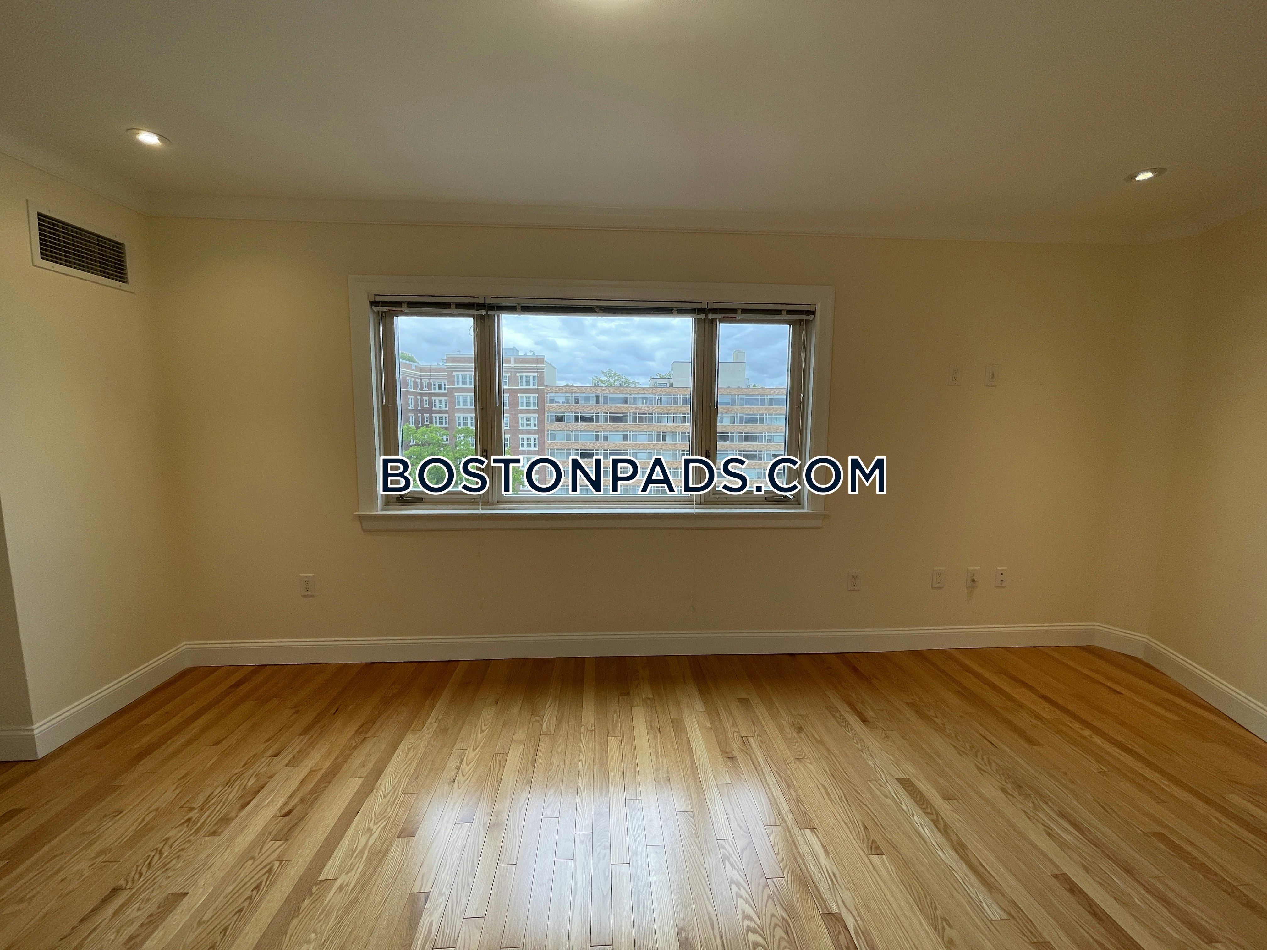 1443 Beacon Photo 25