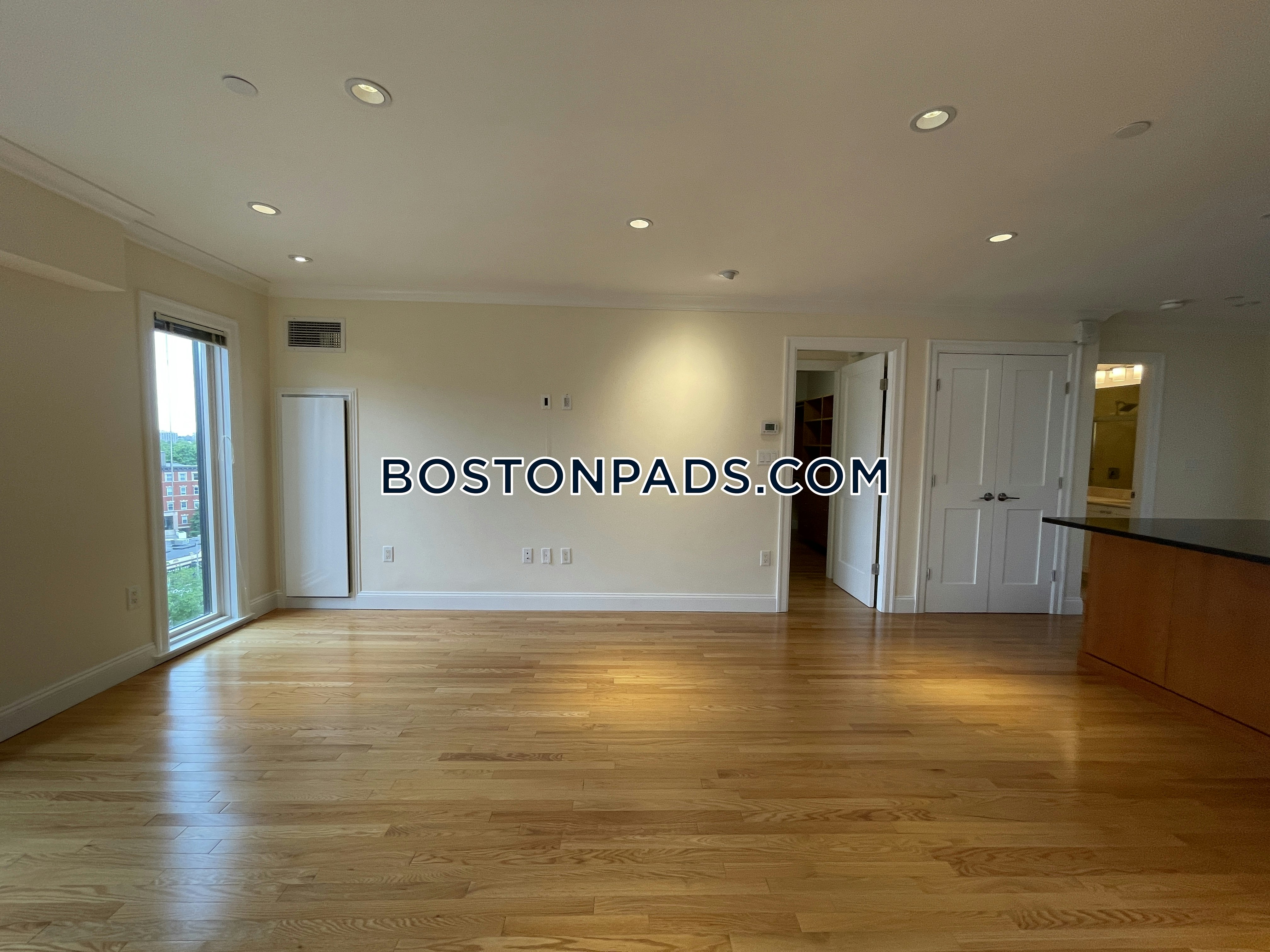 1443 Beacon Photo 31