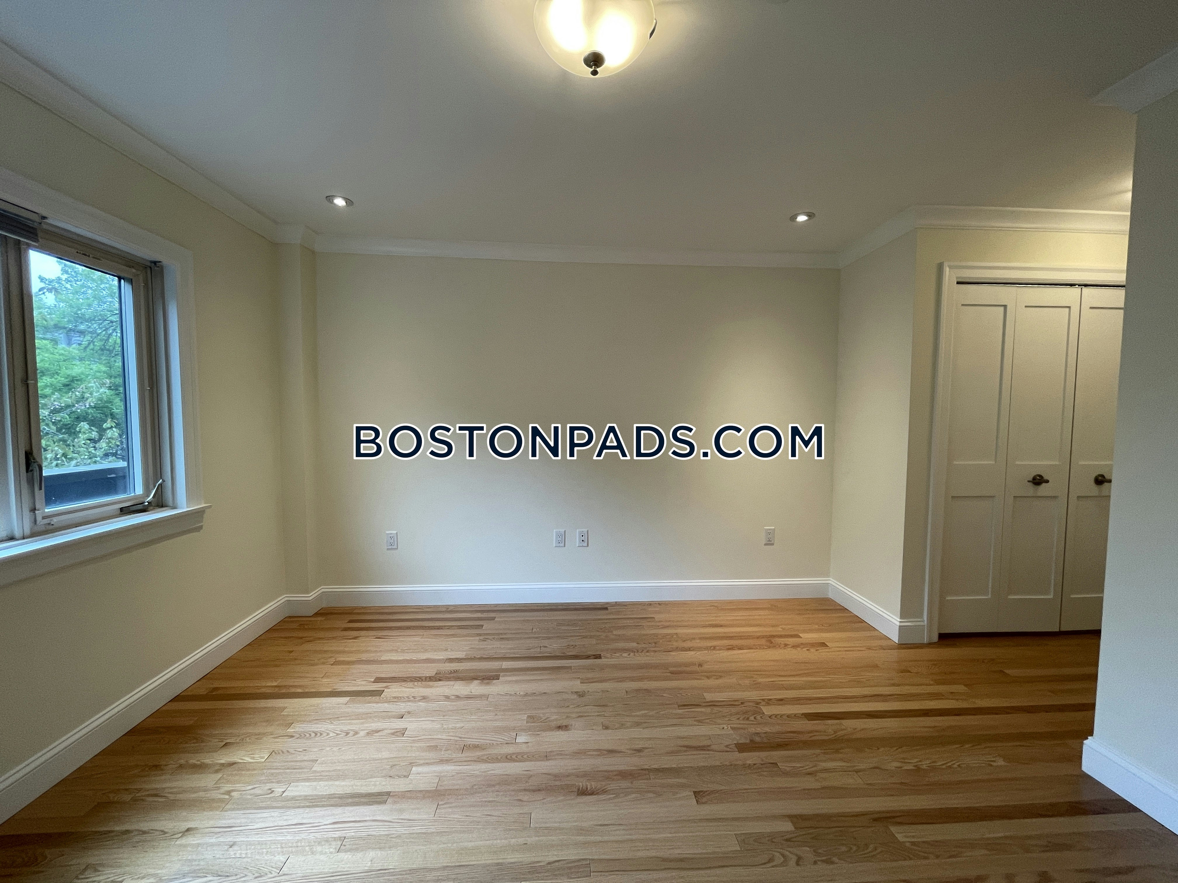 1443 Beacon Photo 37