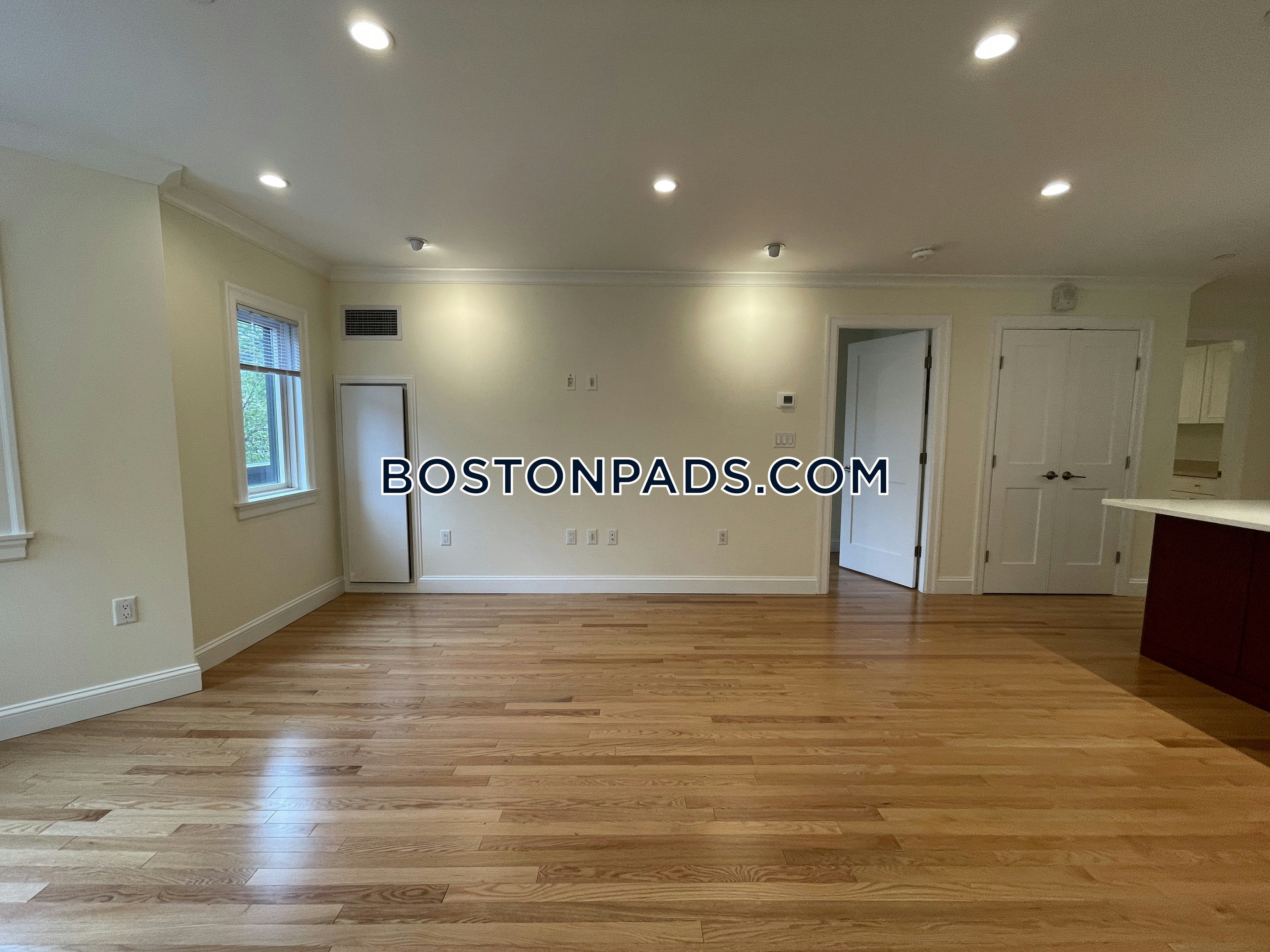 1443 Beacon Photo 36