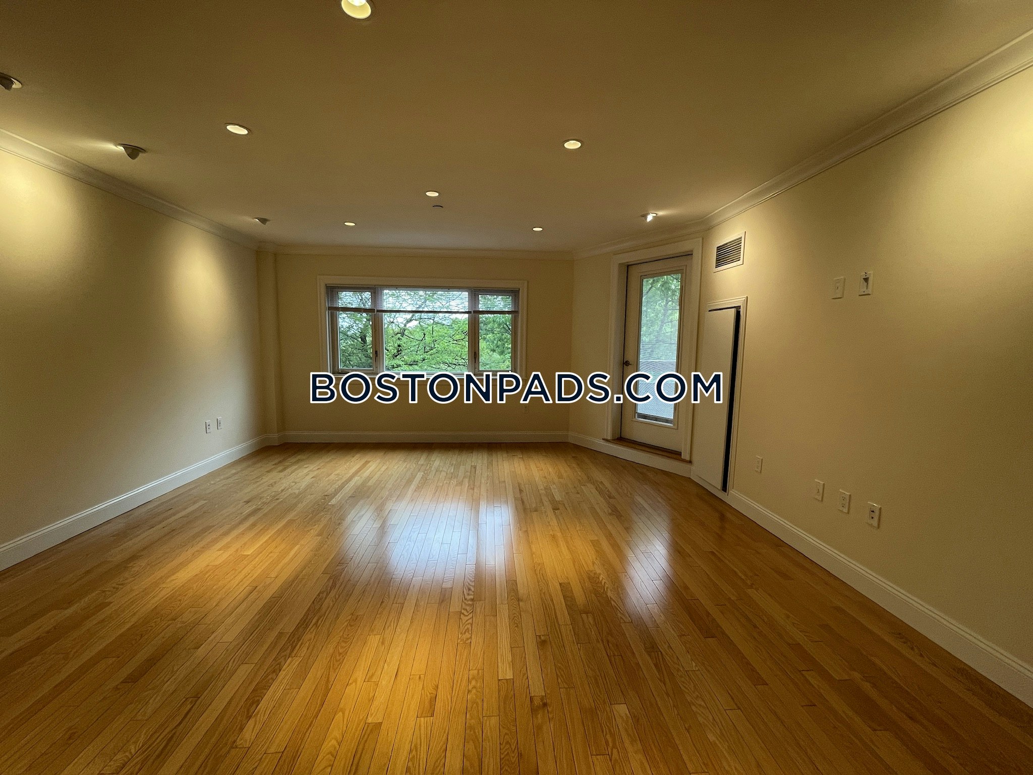 1443 Beacon Photo 29