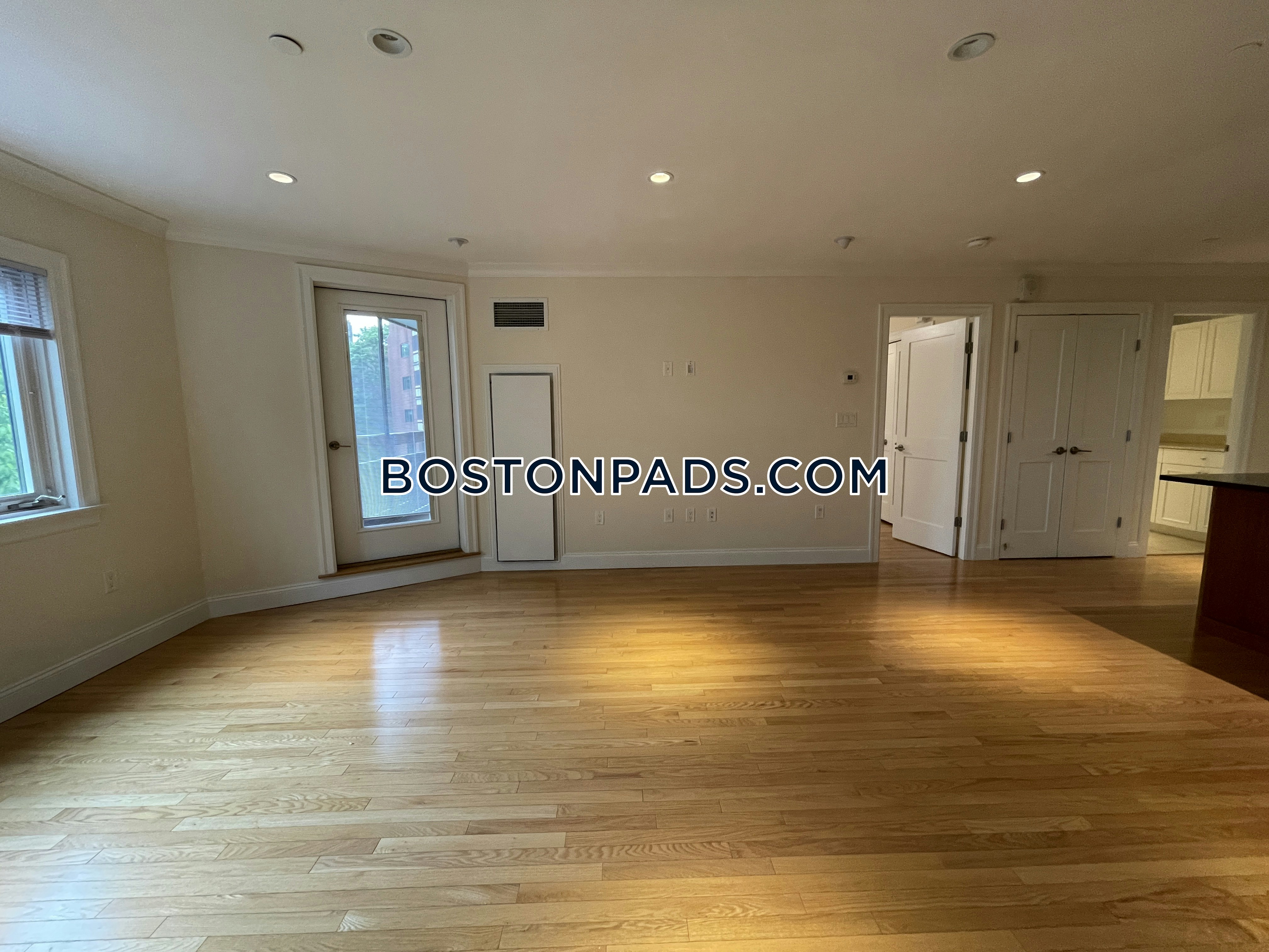 1443 Beacon Photo 24