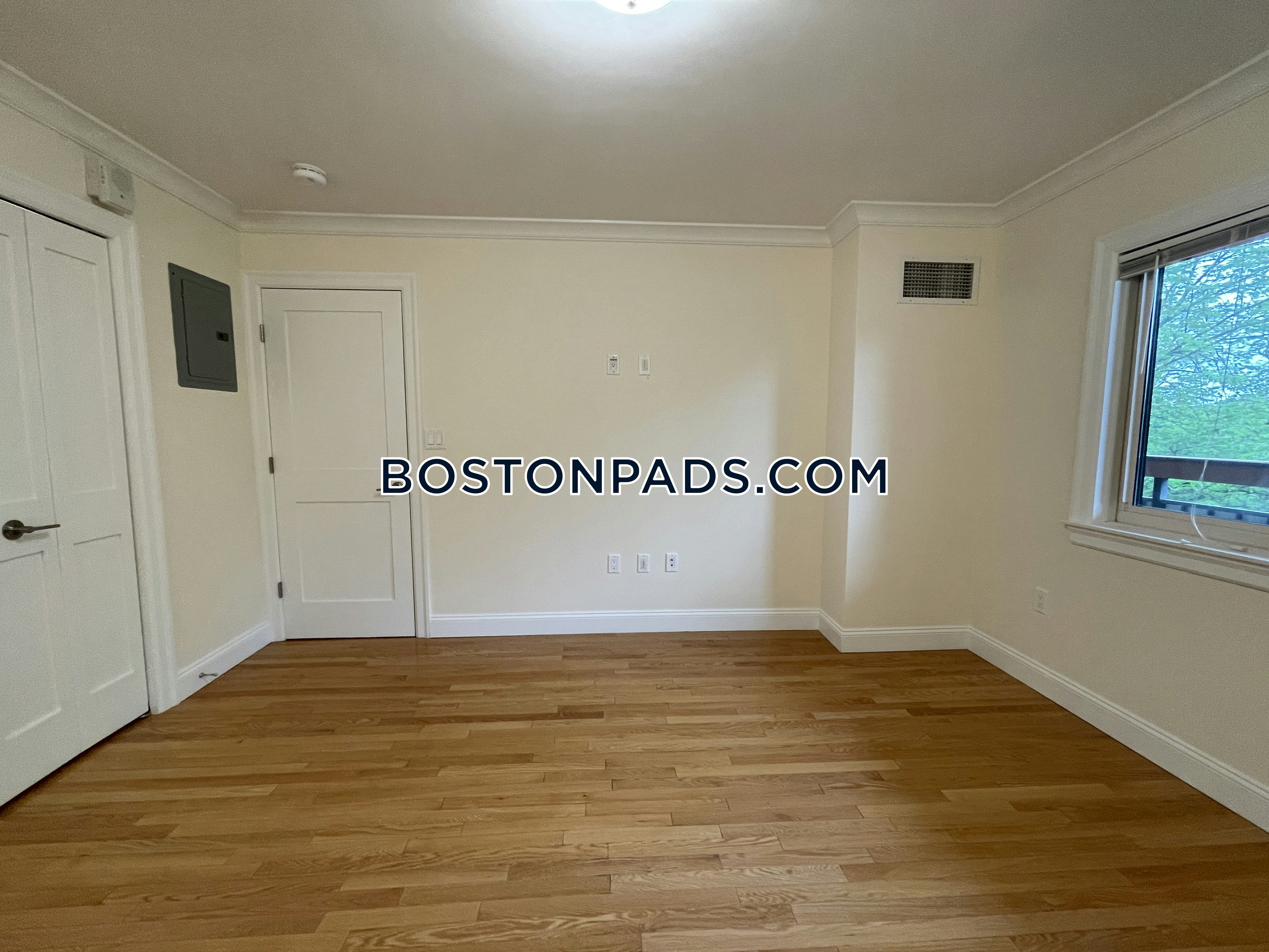 1443 Beacon Photo 17