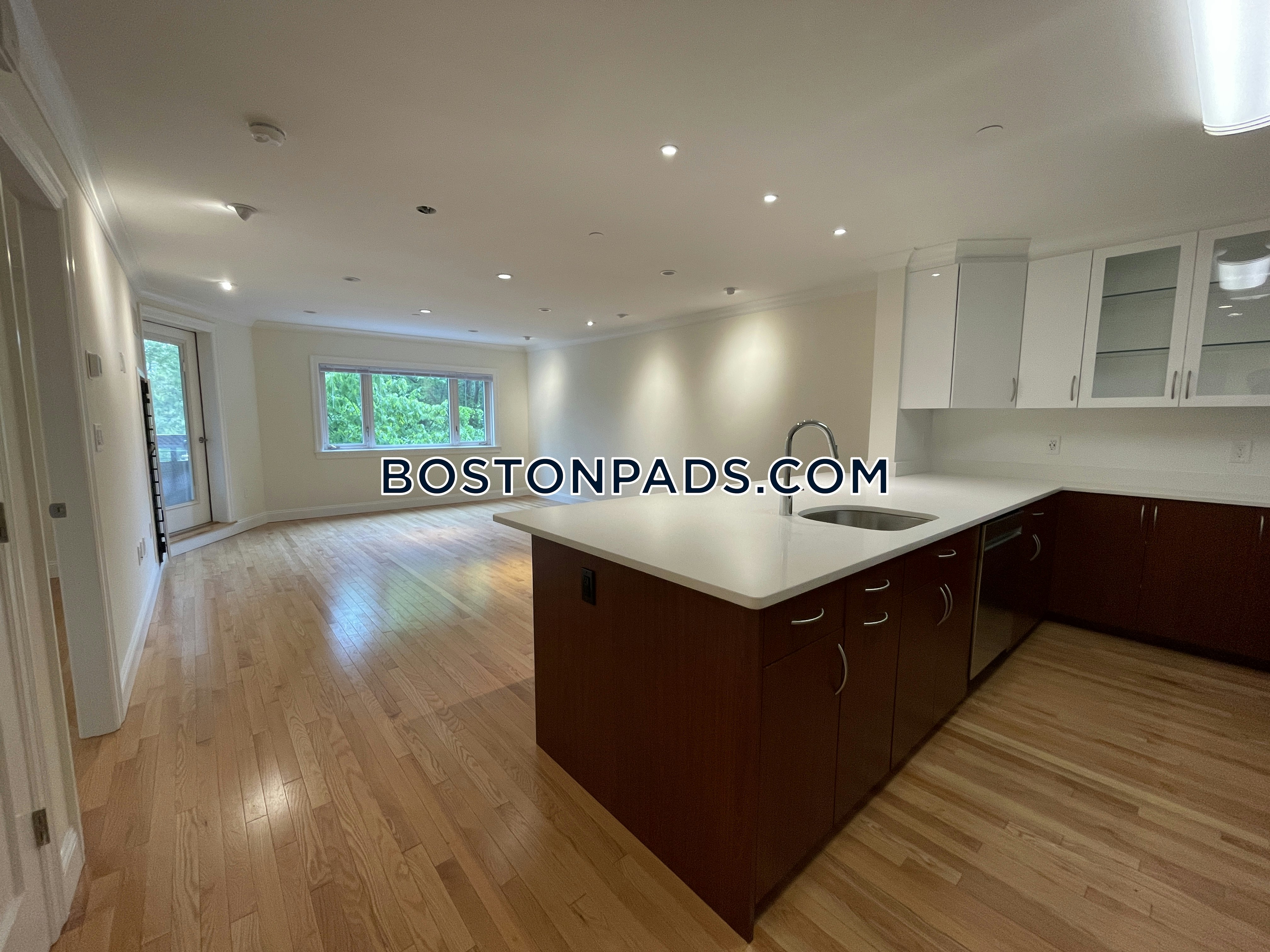 1443 Beacon Photo 33