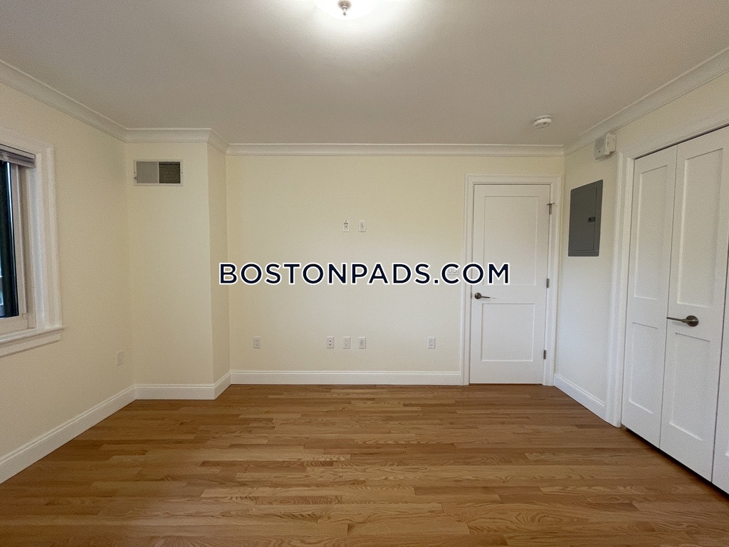 1443 Beacon Photo 35