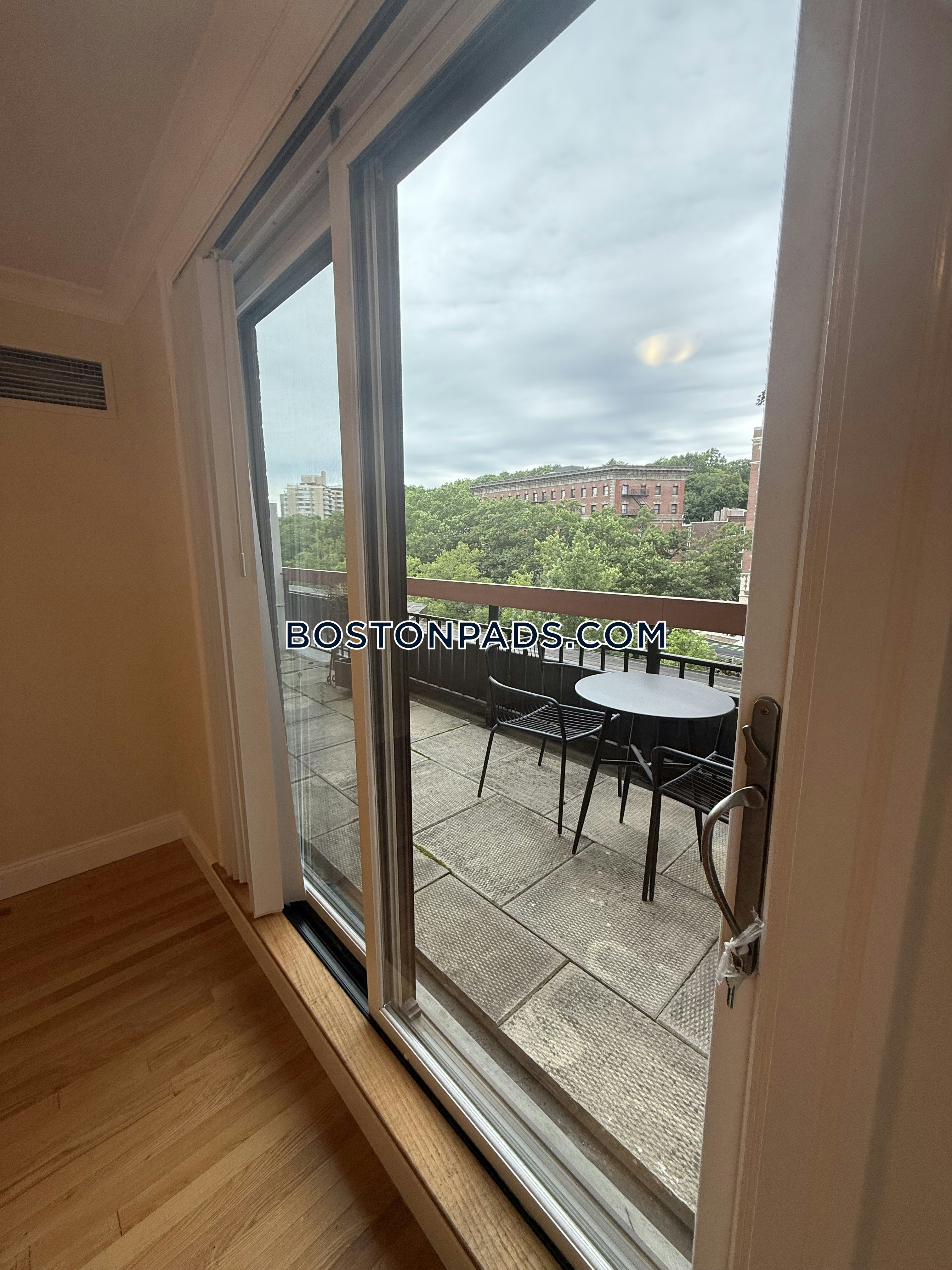 1443 Beacon Photo 157