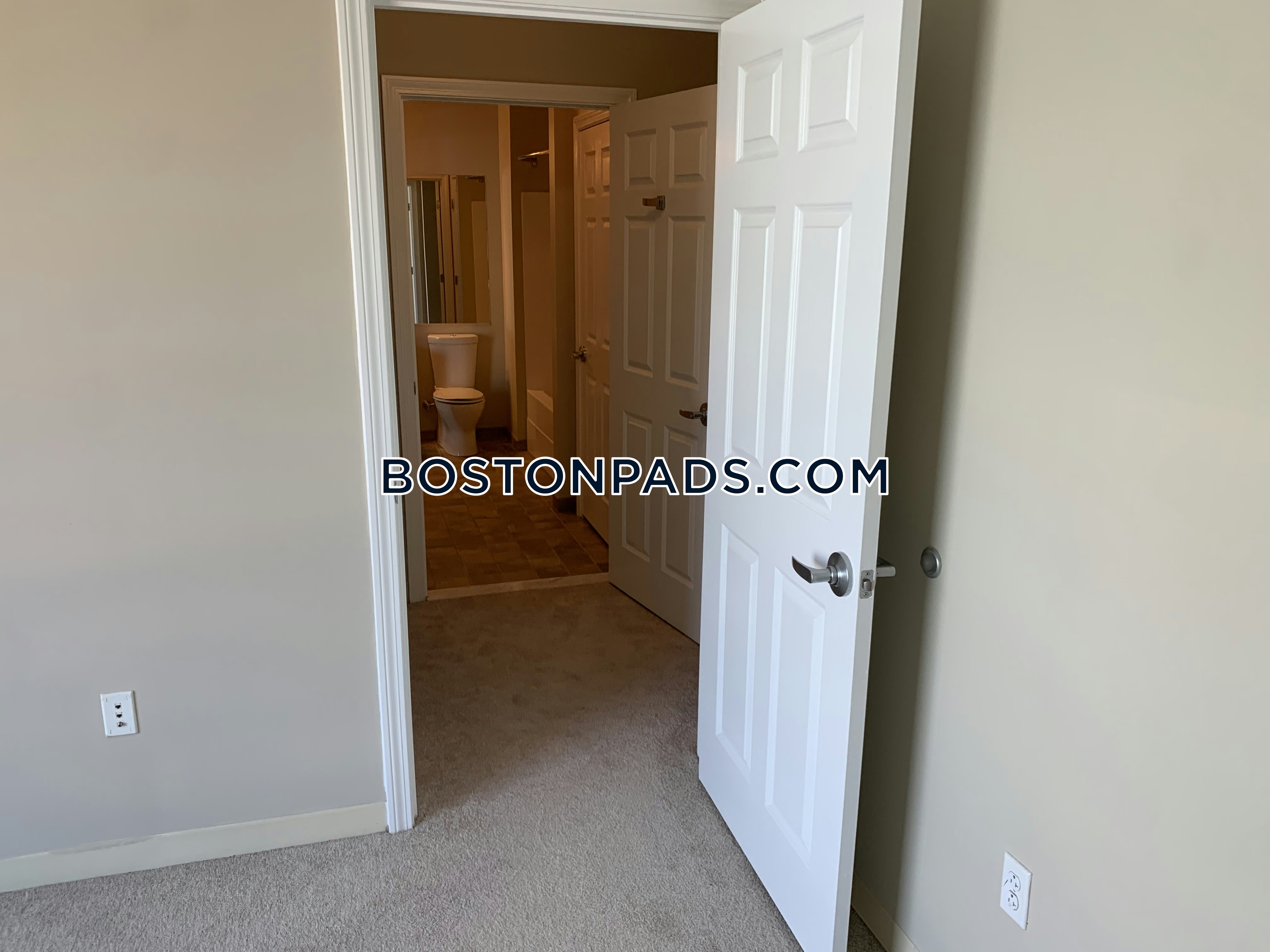 The Residences on Broadway Photo 38