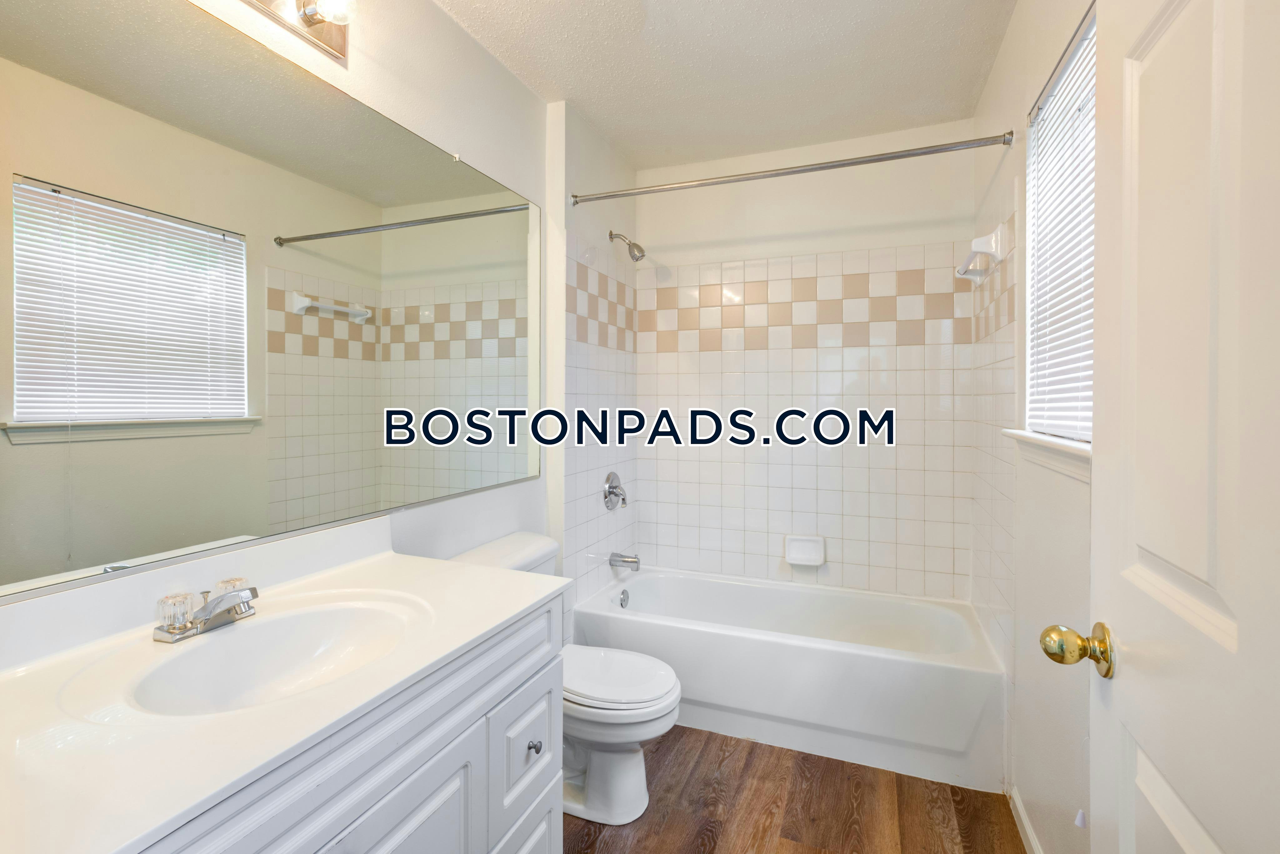 Essex Apartments Photo 8