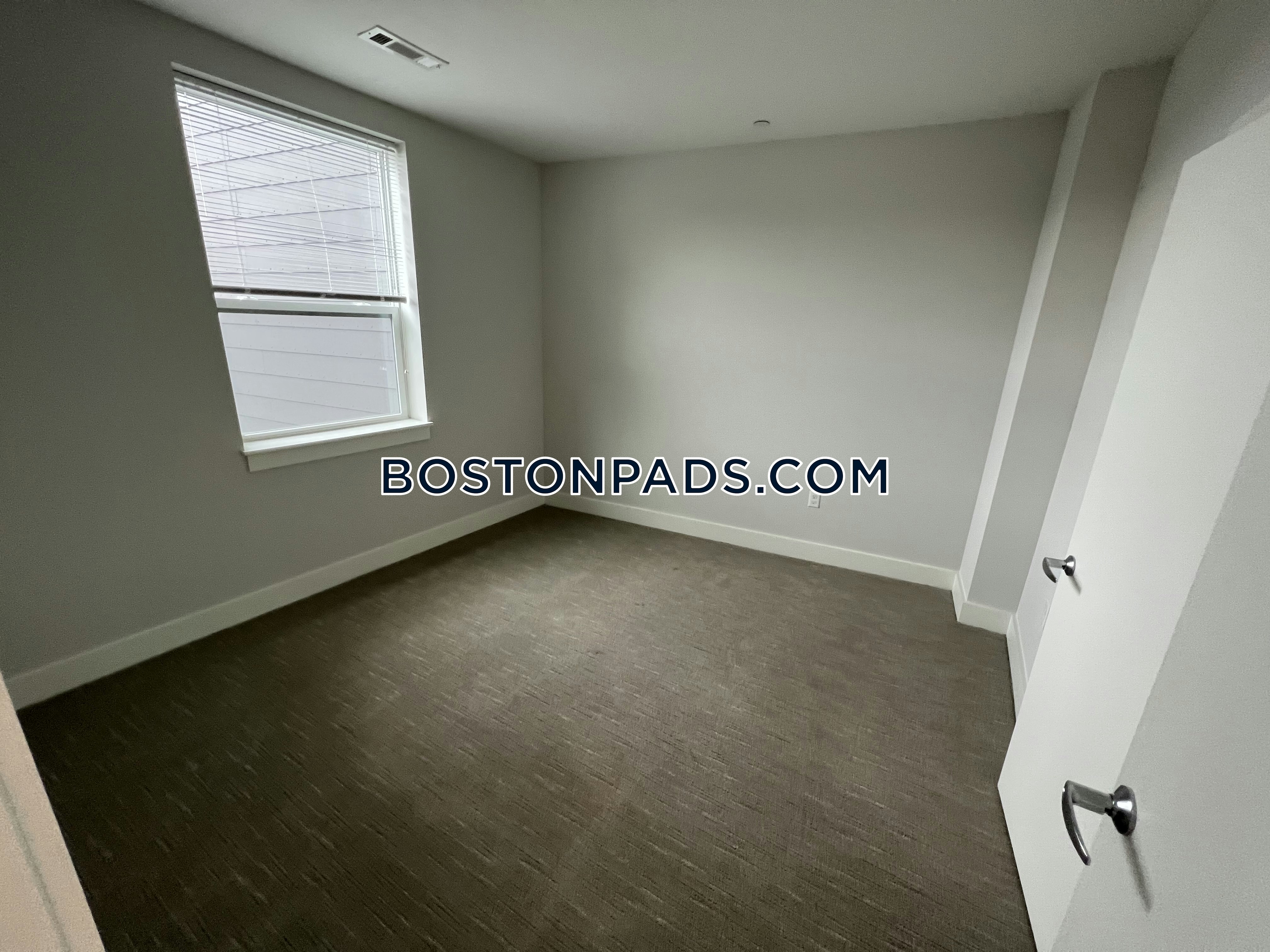 One Beachmont Photo 9