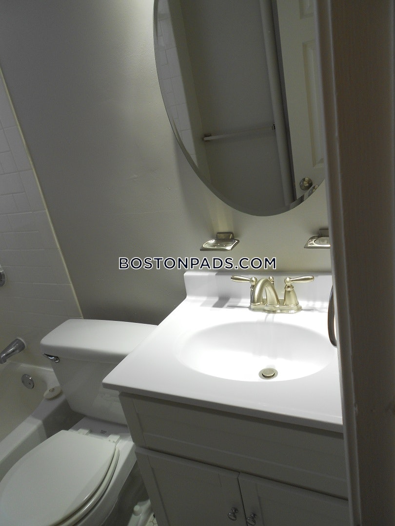 Burbank Apartments Photo 3