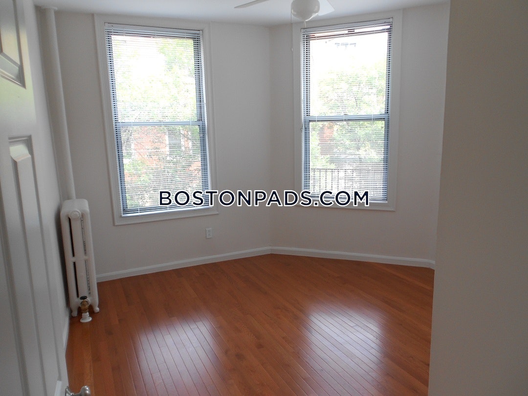 Burbank Apartments Photo 14