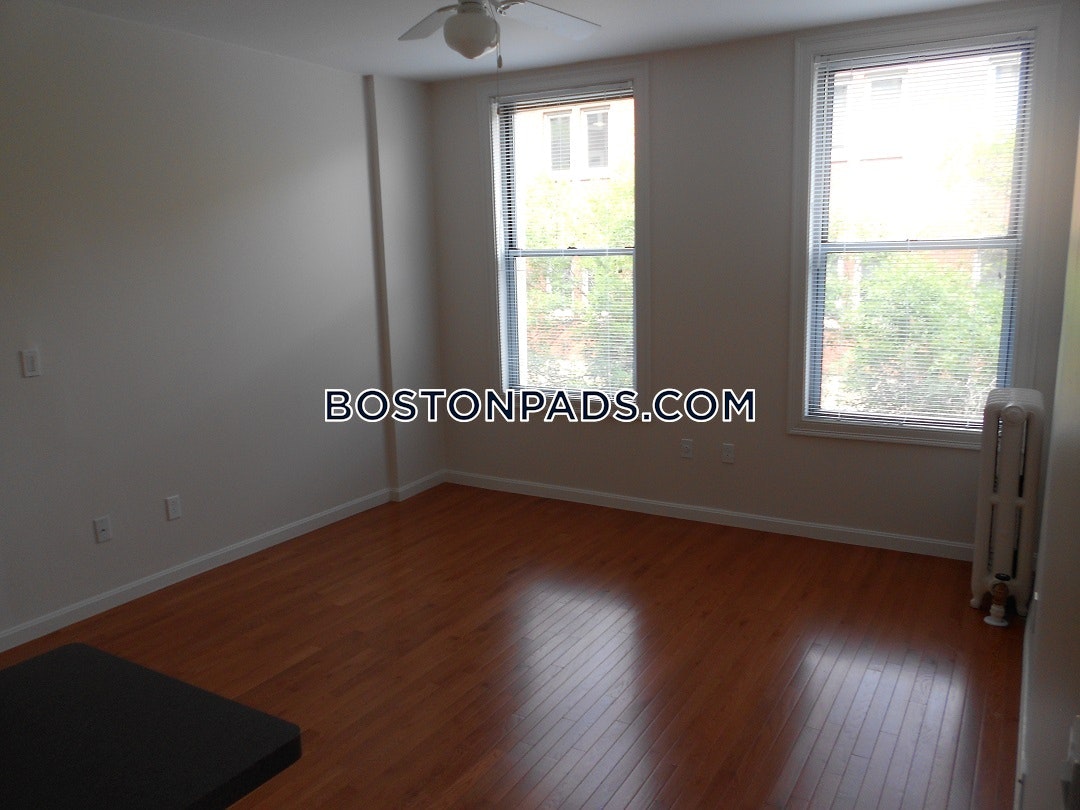 Burbank Apartments Photo 8