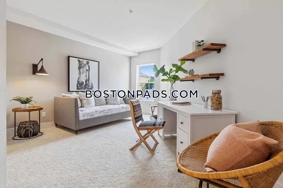 Sofi at Salem Station Photo 3