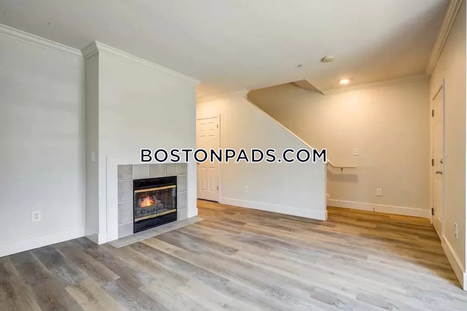 Sofi at Salem Station Photo 21