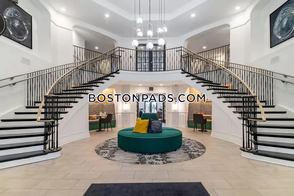 Sofi at Salem Station Photo 9