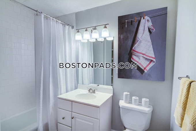 The Green at 9 and 90 Photo 15