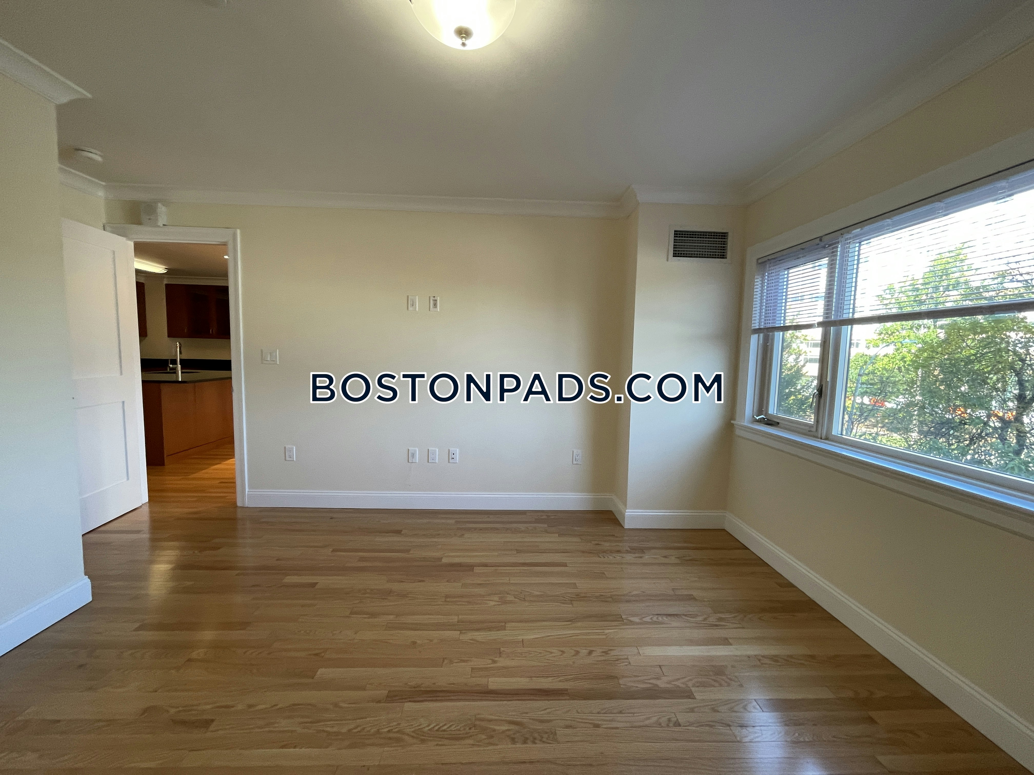 1443 Beacon Photo 34