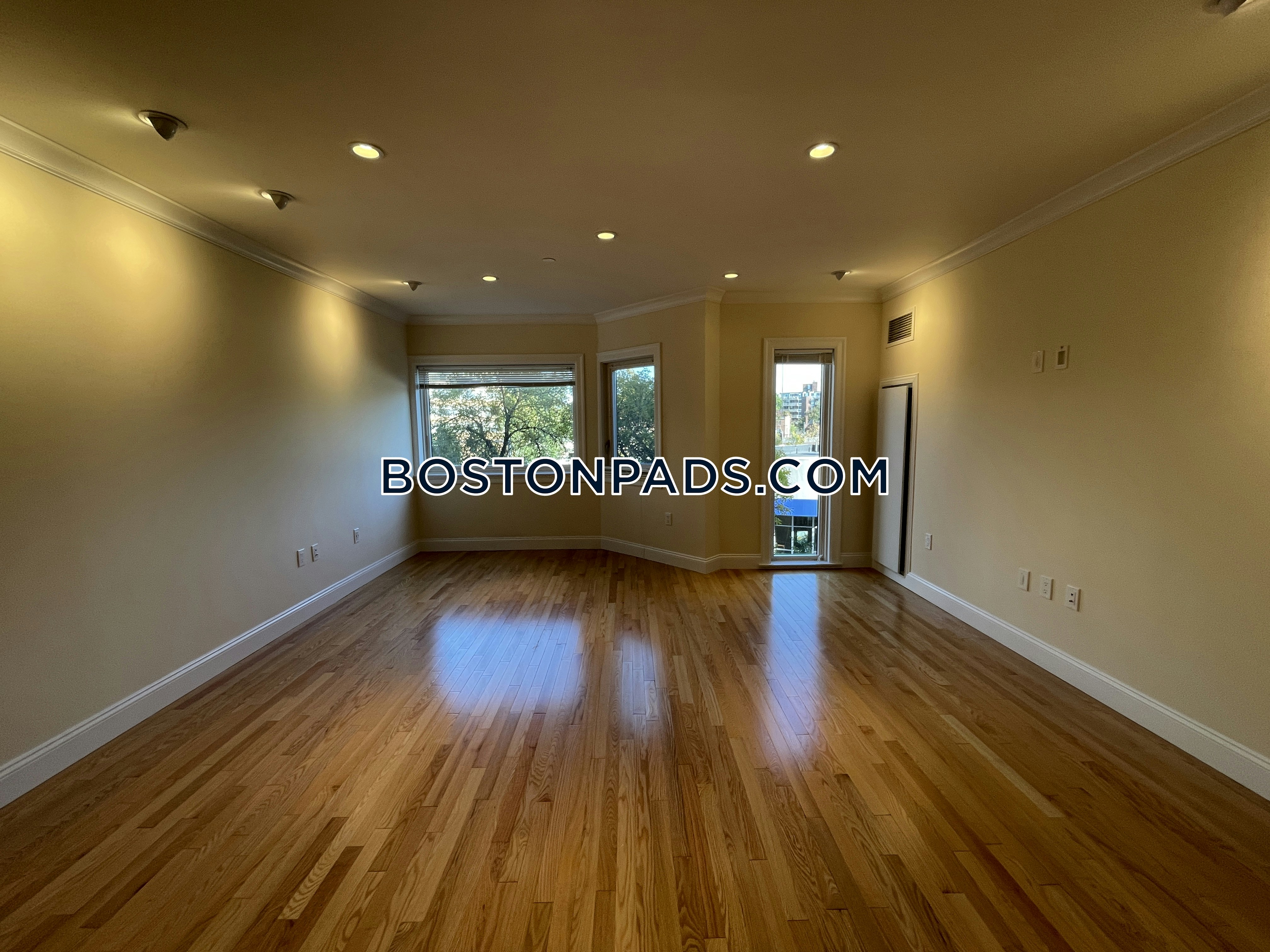 1443 Beacon Photo 23