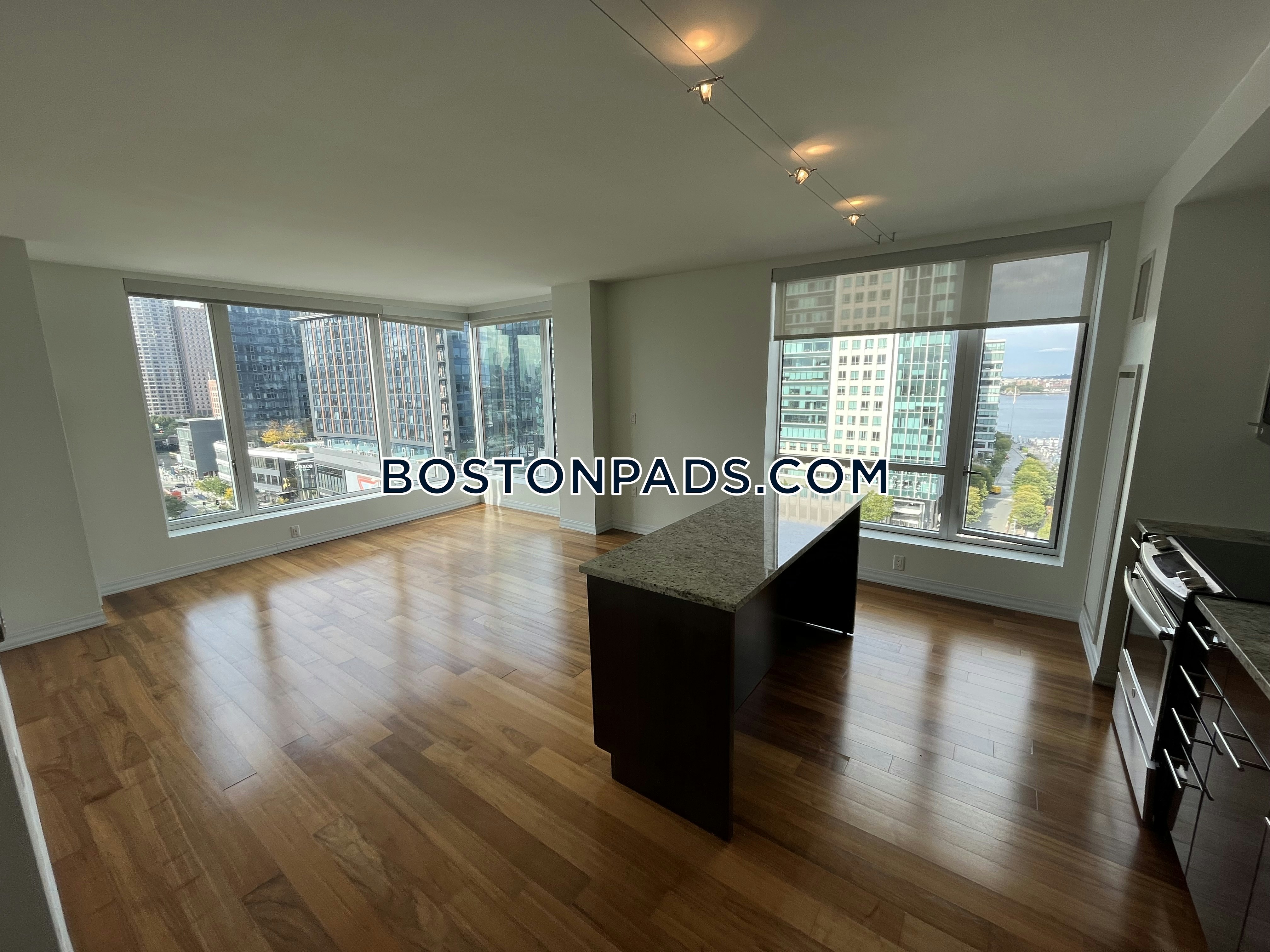 Watermark Seaport Photo 22