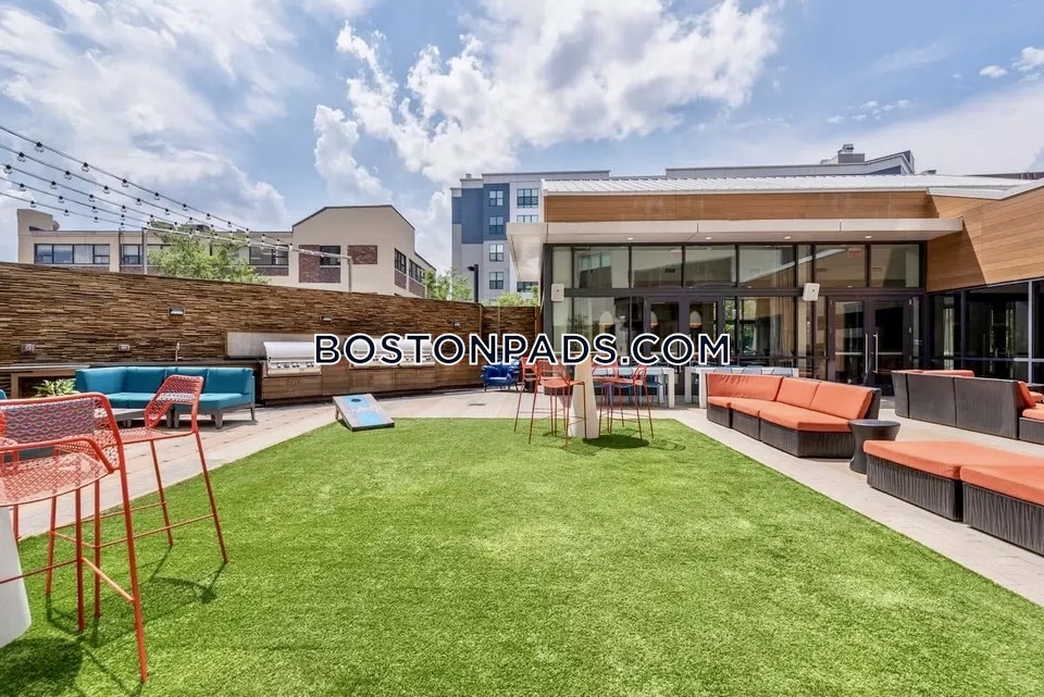 West of Chestnut Photo 9