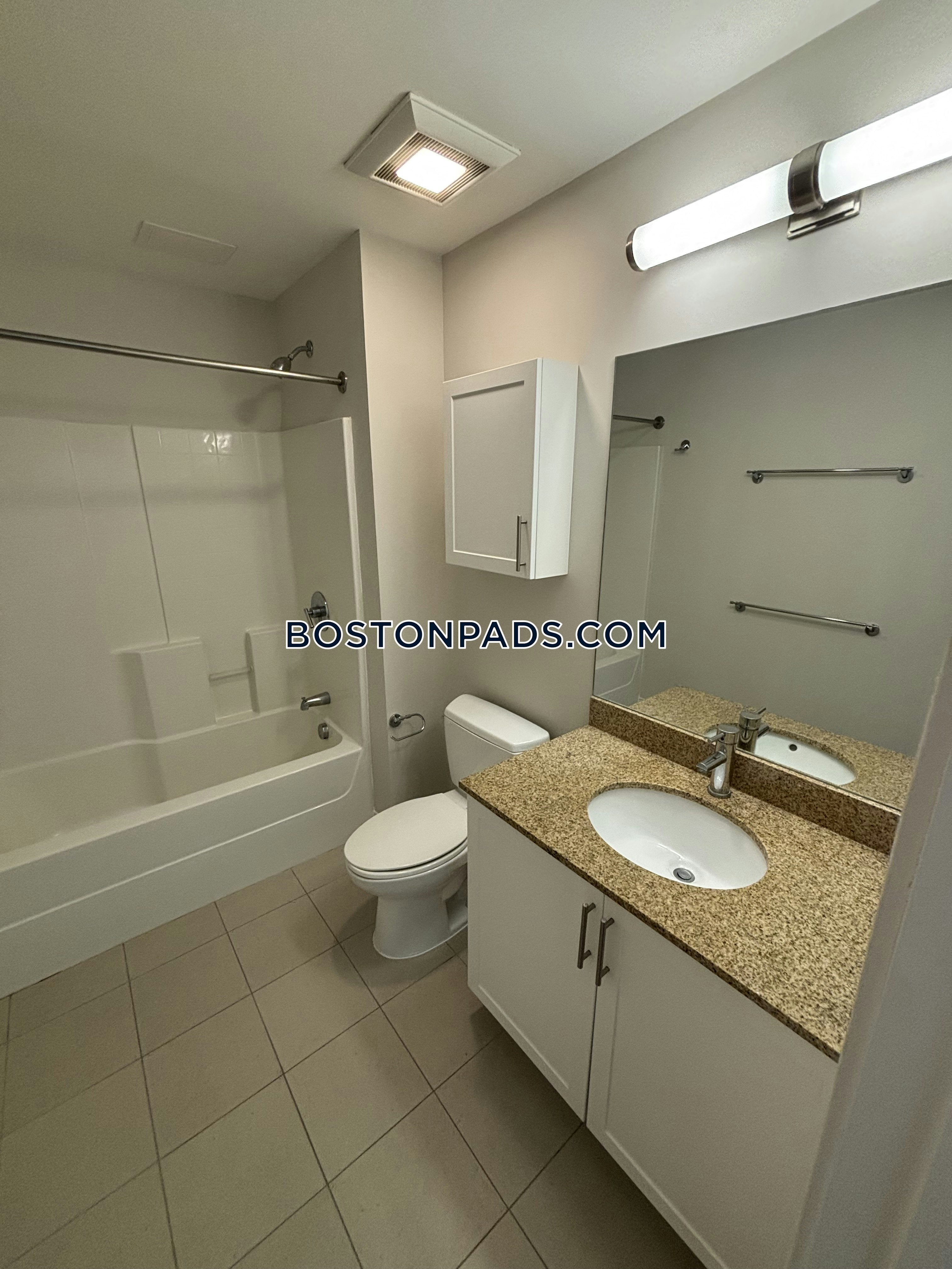 E3 Apartments Photo 33