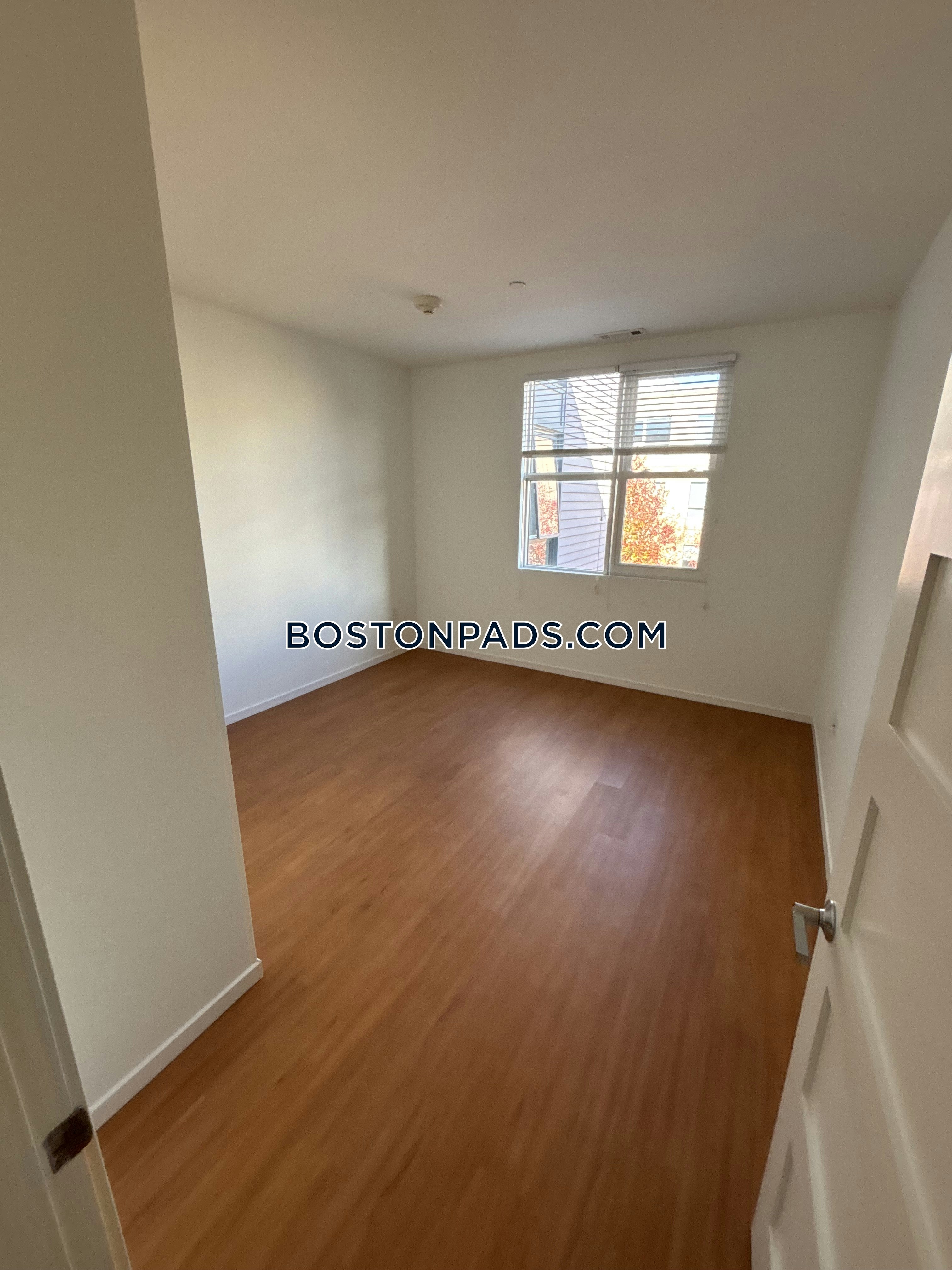 E3 Apartments Photo 46