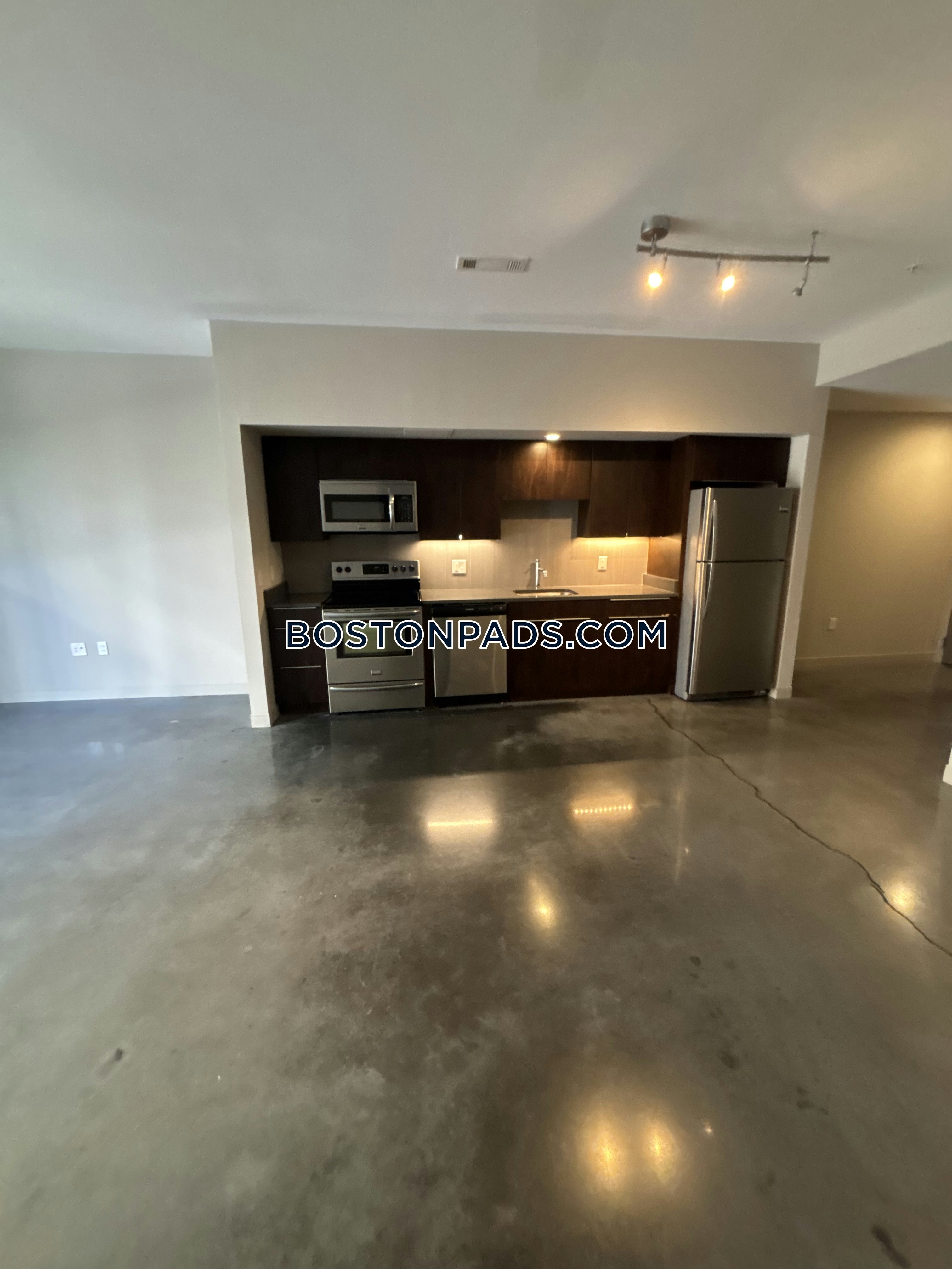 E3 Apartments Photo 41