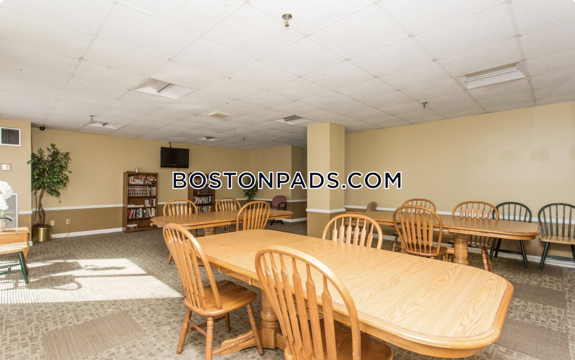 Pleasant Plaza Photo 12