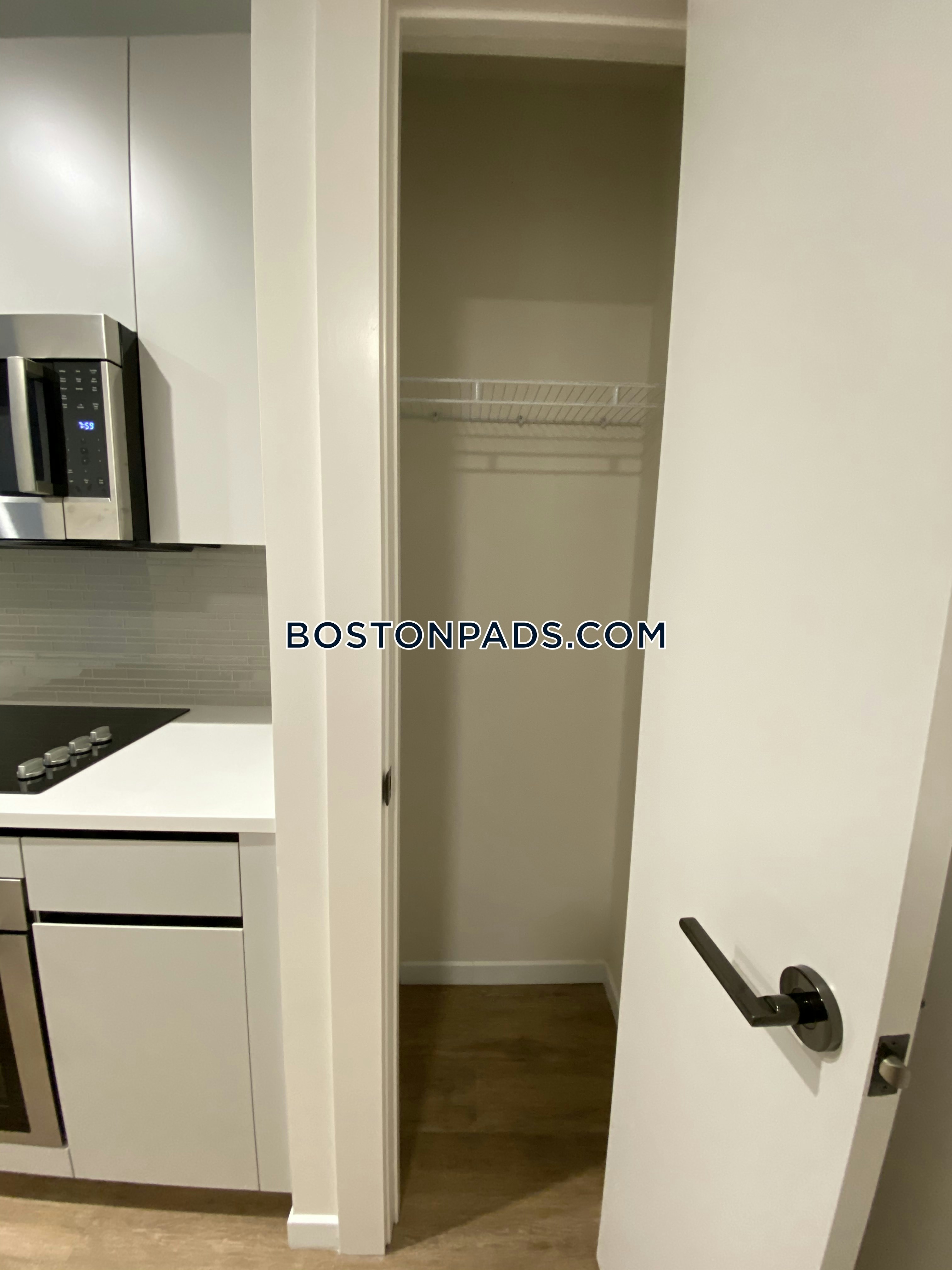 Alyx Seaport Photo 68