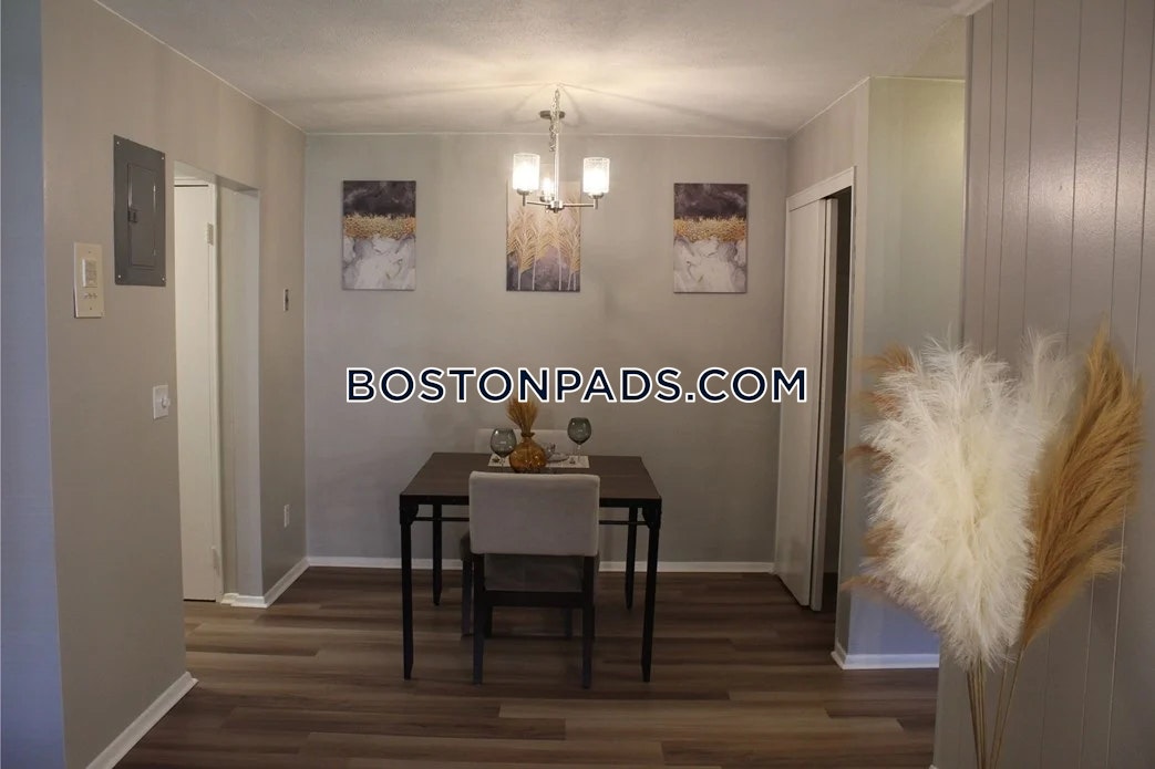 Gaslight Village Apartments Photo 10