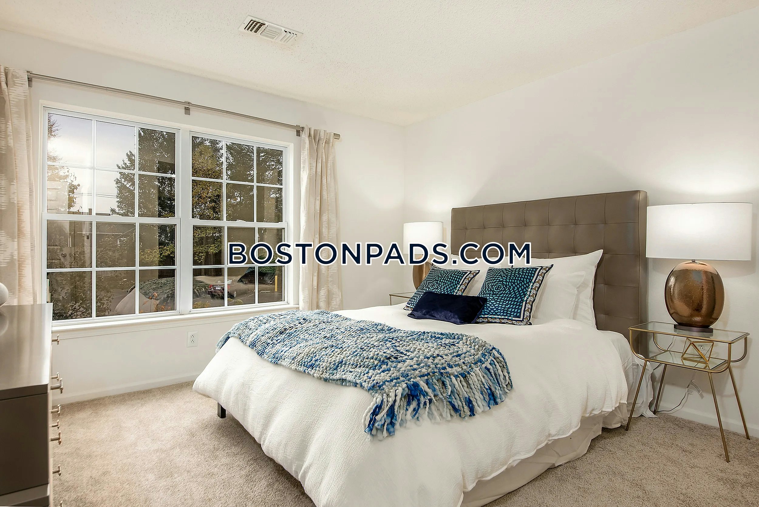 Essex Apartments Photo 11